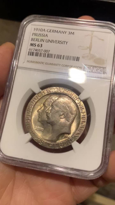 《竞宝斋》第30场-周日，周一，周二3场连拍（全场顺丰包邮） NGC-MS63 德国普鲁士 1910年 柏林大学 3马克 银币 淡彩包浆 非常漂亮
