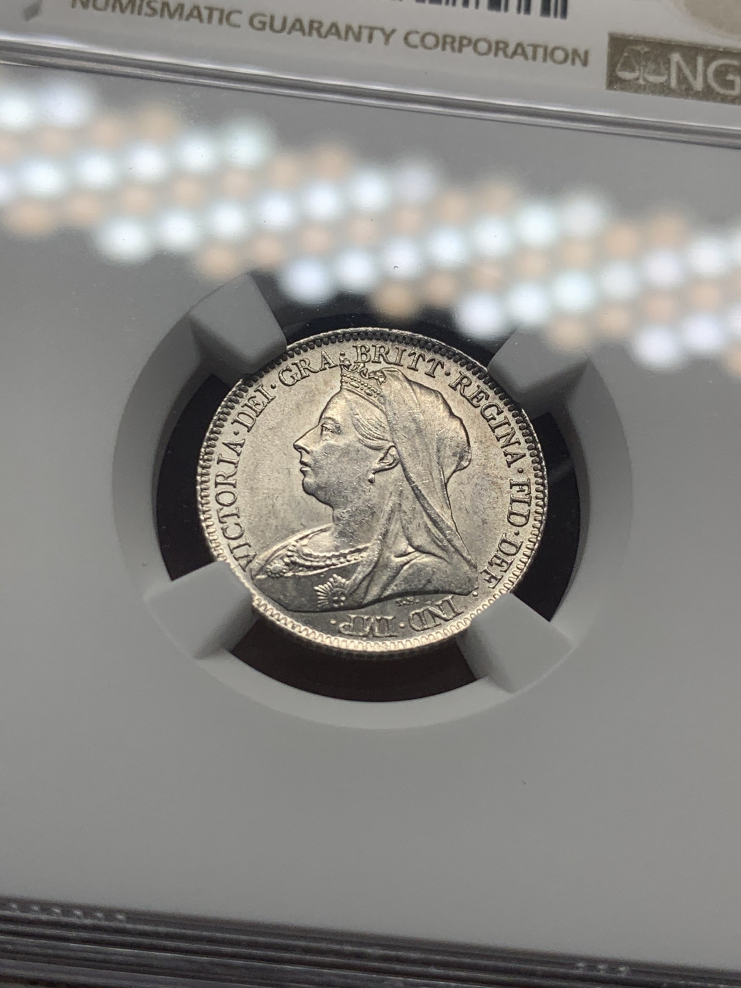 《竞宝斋》第30场-周日，周一，周二3场连拍（全场顺丰包邮） NGC-MS64英国1896年 维多利亚披纱 6便士 银币 原光品相，分数难得