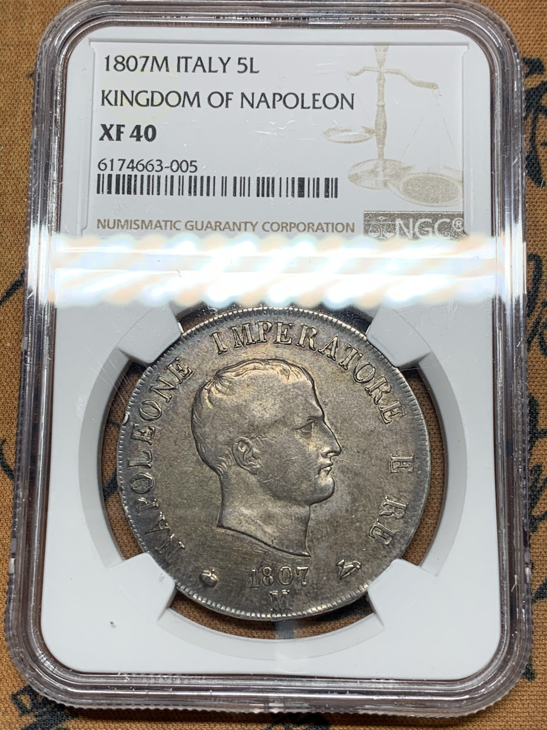 《竞宝斋》第30场-周日，周一，周二3场连拍（全场顺丰包邮） NGC-XF40 意大利 1807-M年 拿破仑一世 5里拉 大银币 黑包浆细节很好 个人估计是45分的状态