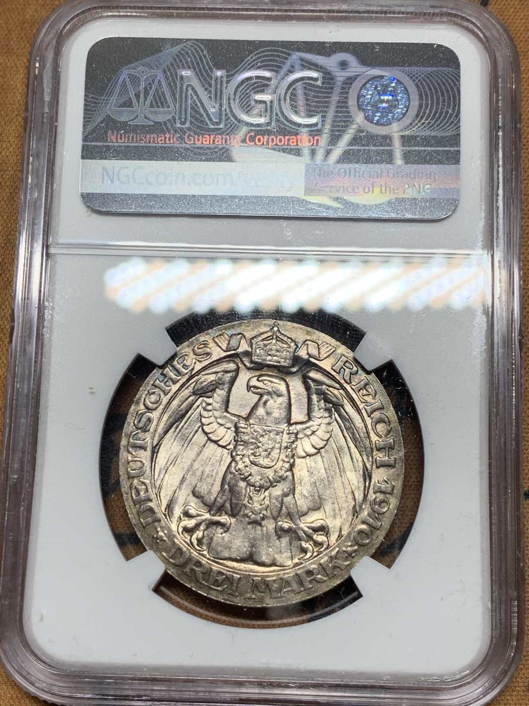 《竞宝斋》第30场-周日，周一，周二3场连拍（全场顺丰包邮） NGC-MS63 德国普鲁士 1910年 柏林大学 3马克 银币 淡彩包浆 非常漂亮