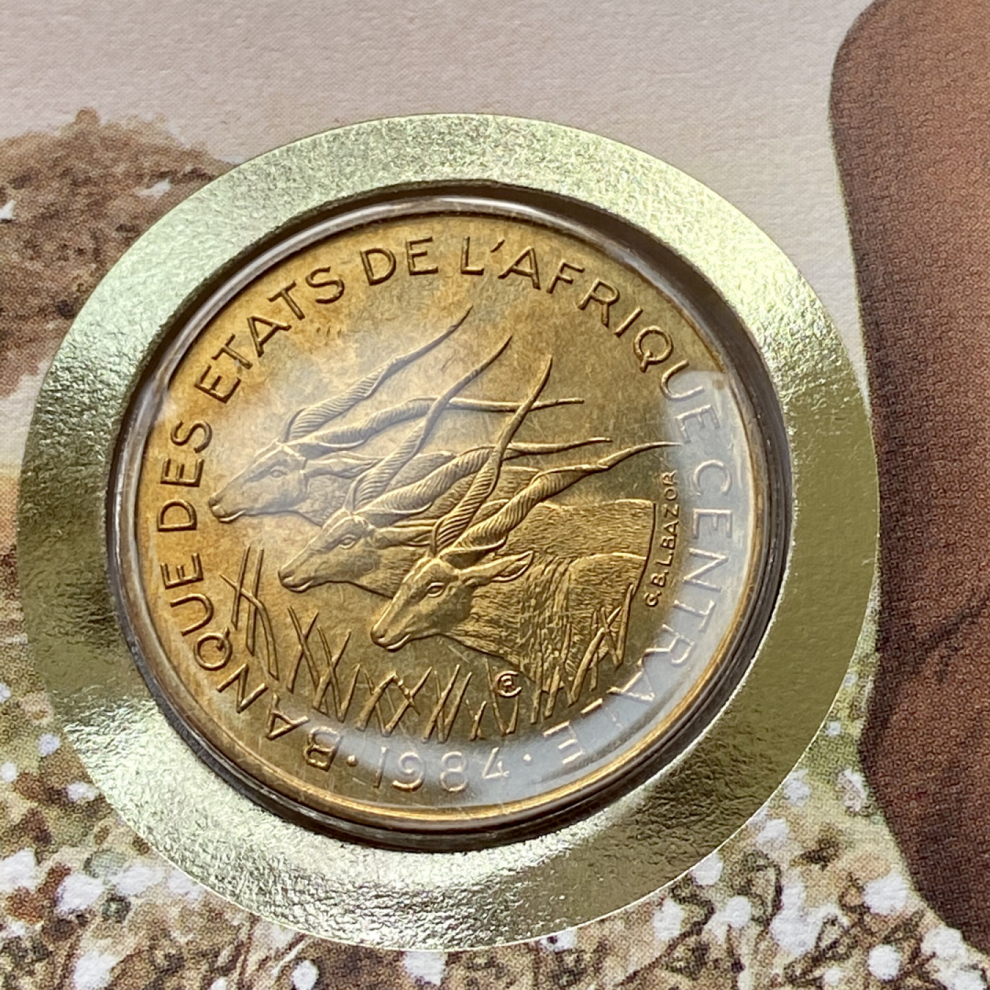 【Numismatist】第四场-0起拍-0佣金-包邮-世界硬币 法属中非1984年25法郎铜币 邮币封 硬币直径27.2mm 信封人物很非洲