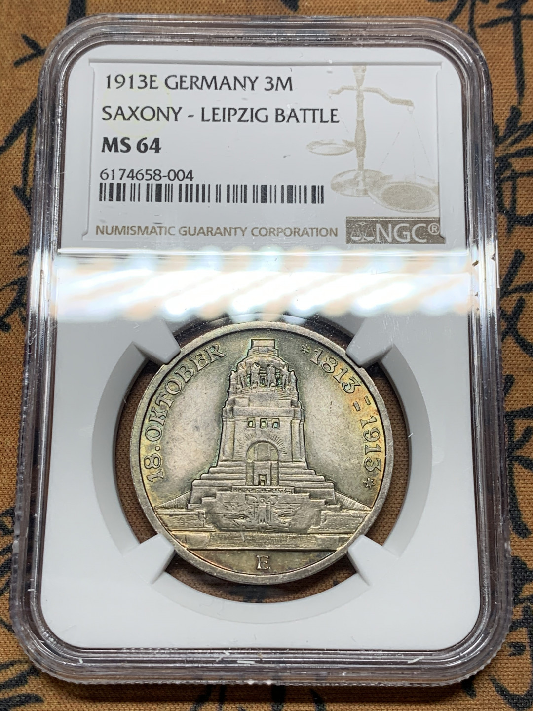 《竞宝斋》第30场-周日，周一，周二3场连拍（全场顺丰包邮） NGC-MS64 德国萨克森 1913年 建功碑 3马克 银币 黑彩包浆