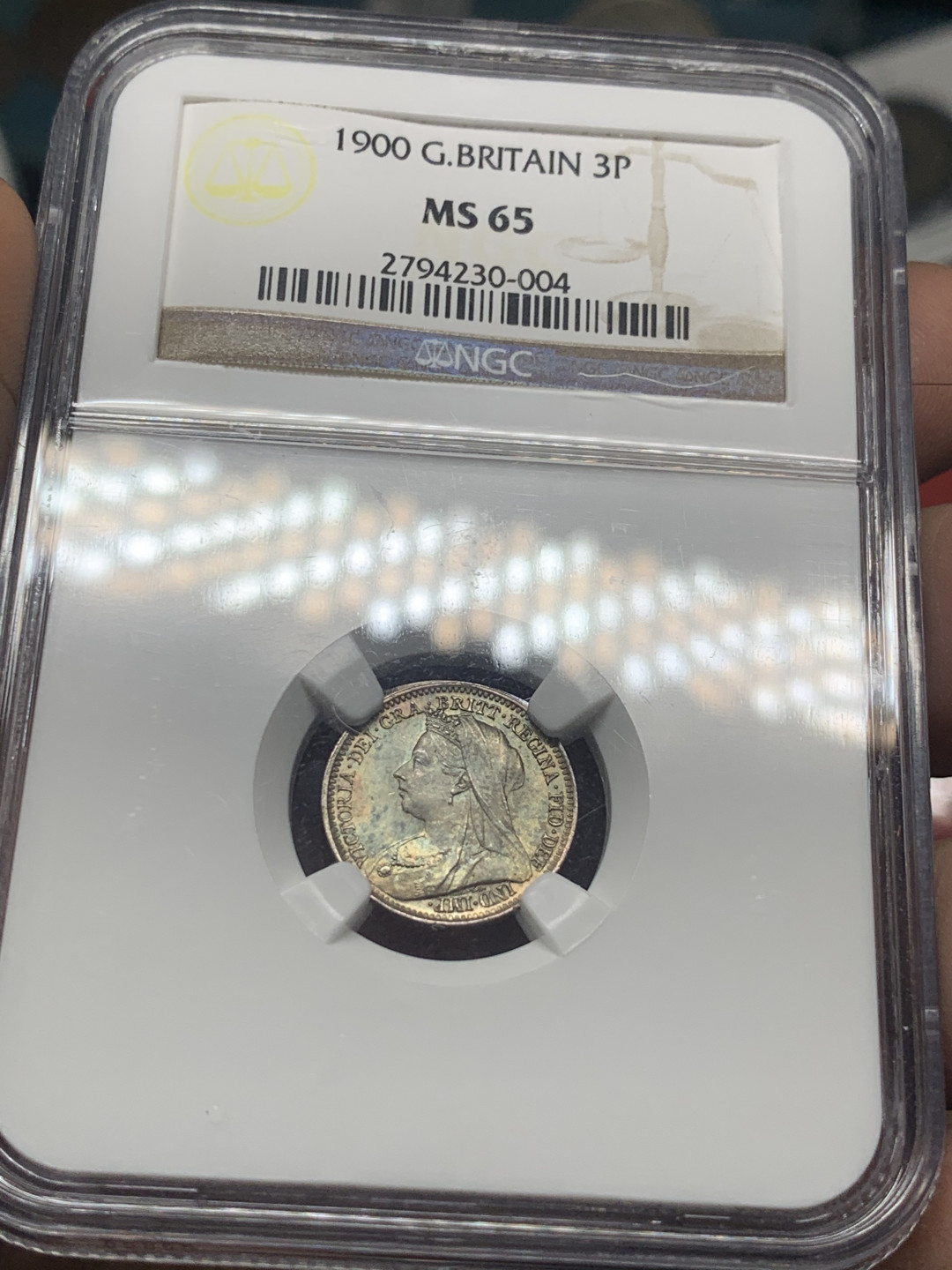 《竞宝斋》第30场-周日，周一，周二3场连拍（全场顺丰包邮） NGC-MS65英国1900年 维多利亚披纱 3便士银币 五彩包浆，高分难得