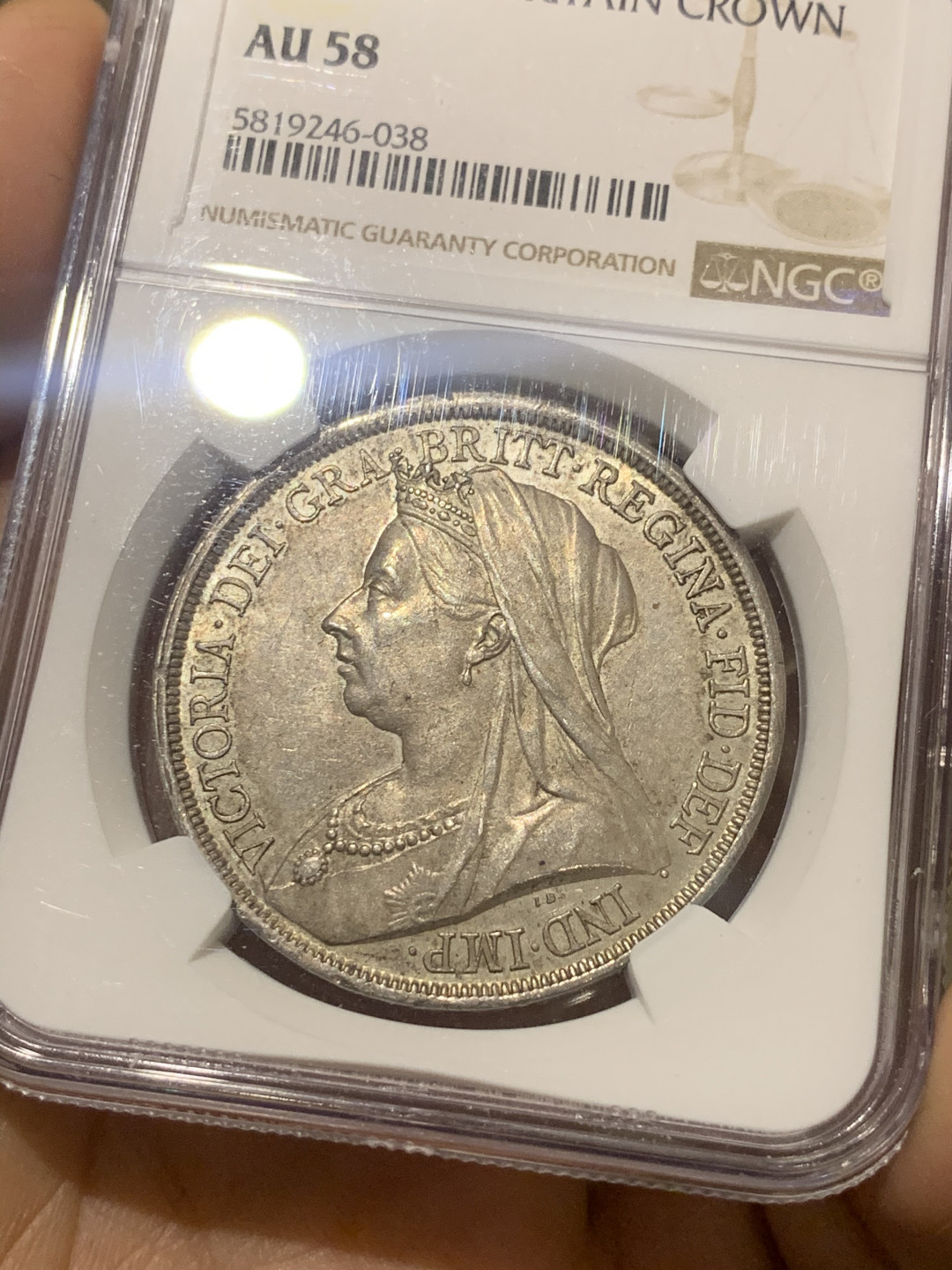 《竞宝斋》第30场-周日，周一，周二3场连拍（全场顺丰包邮） NGC-AU58 英国 1893-LVI年 维多利亚 披纱 马剑 1克朗 银币 灰色包浆