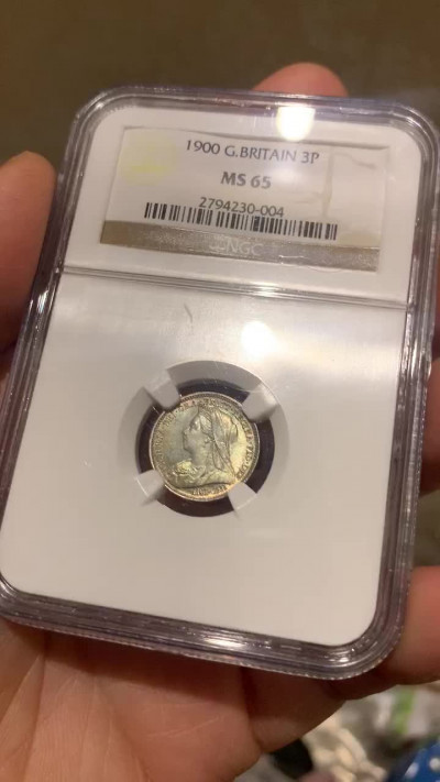 《竞宝斋》第30场-周日，周一，周二3场连拍（全场顺丰包邮） NGC-MS65英国1900年 维多利亚披纱 3便士银币 五彩包浆，高分难得