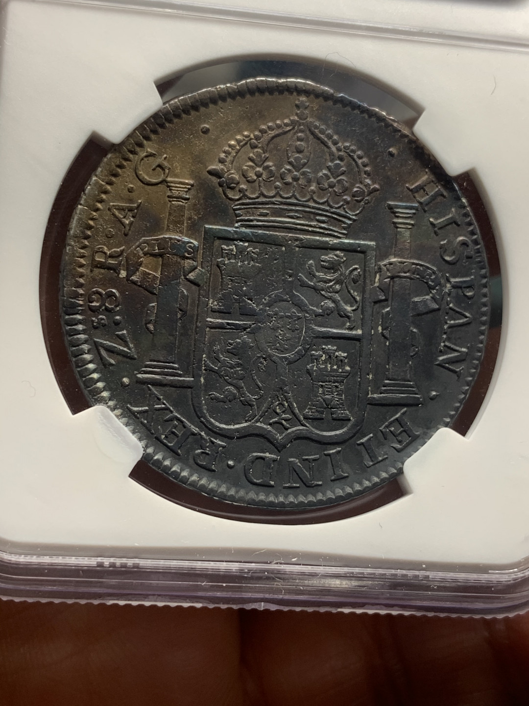 《竞宝斋》第30场-周日，周一，周二3场连拍（全场顺丰包邮） NGC评级1820年墨西哥内战版老双柱费迪南七世8瑞尔银币，少见的内战版老双柱，细节跟普通版有区别