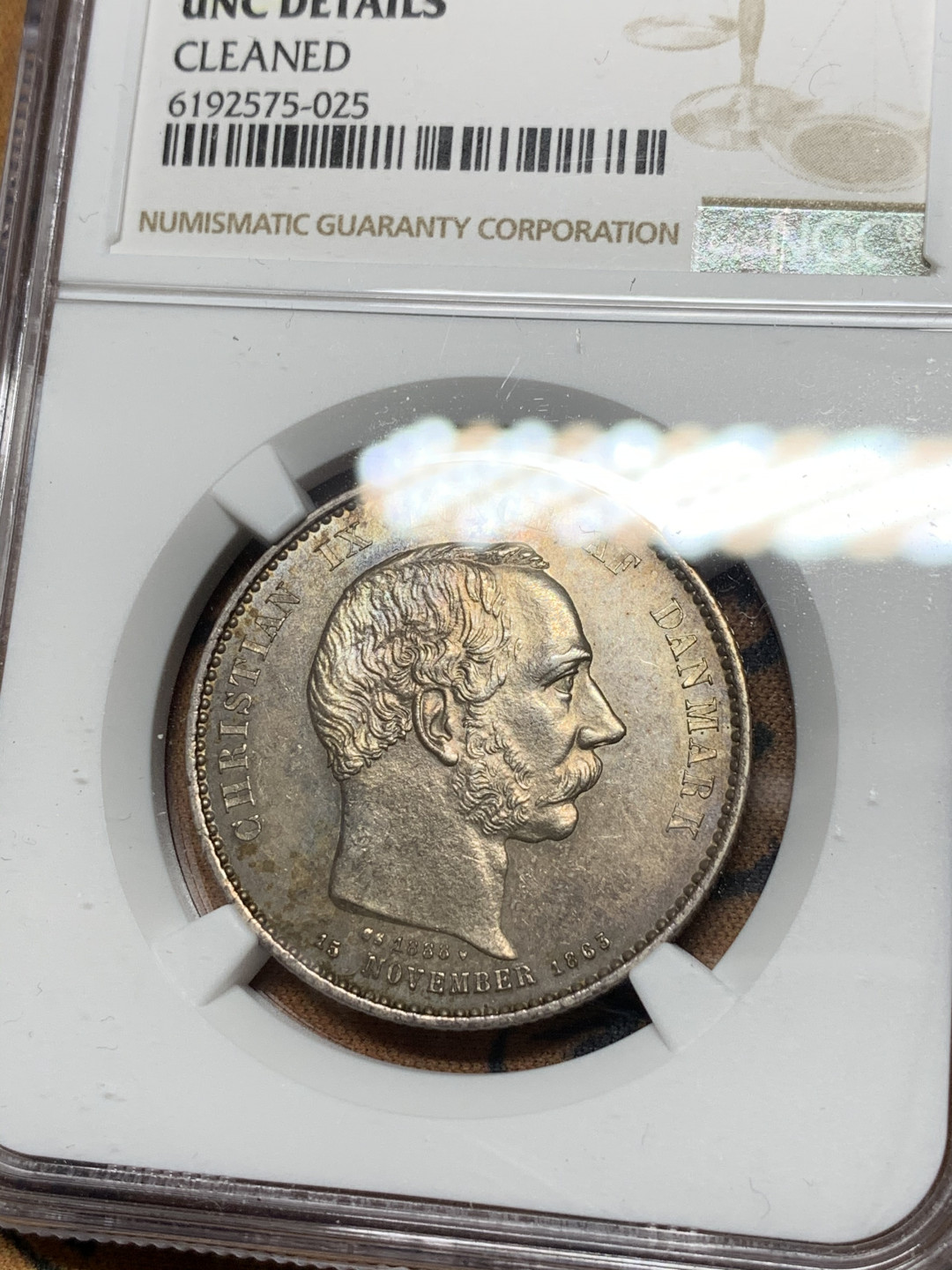 《竞宝斋》第31场（年内尾拍）-周日，周一，周二3场连拍（全场顺丰包邮） NGC UNC 发丝无磨损 丹麦1888年 25周年纪年 2克朗 银币 完美细节，五彩的包浆，就是不给分