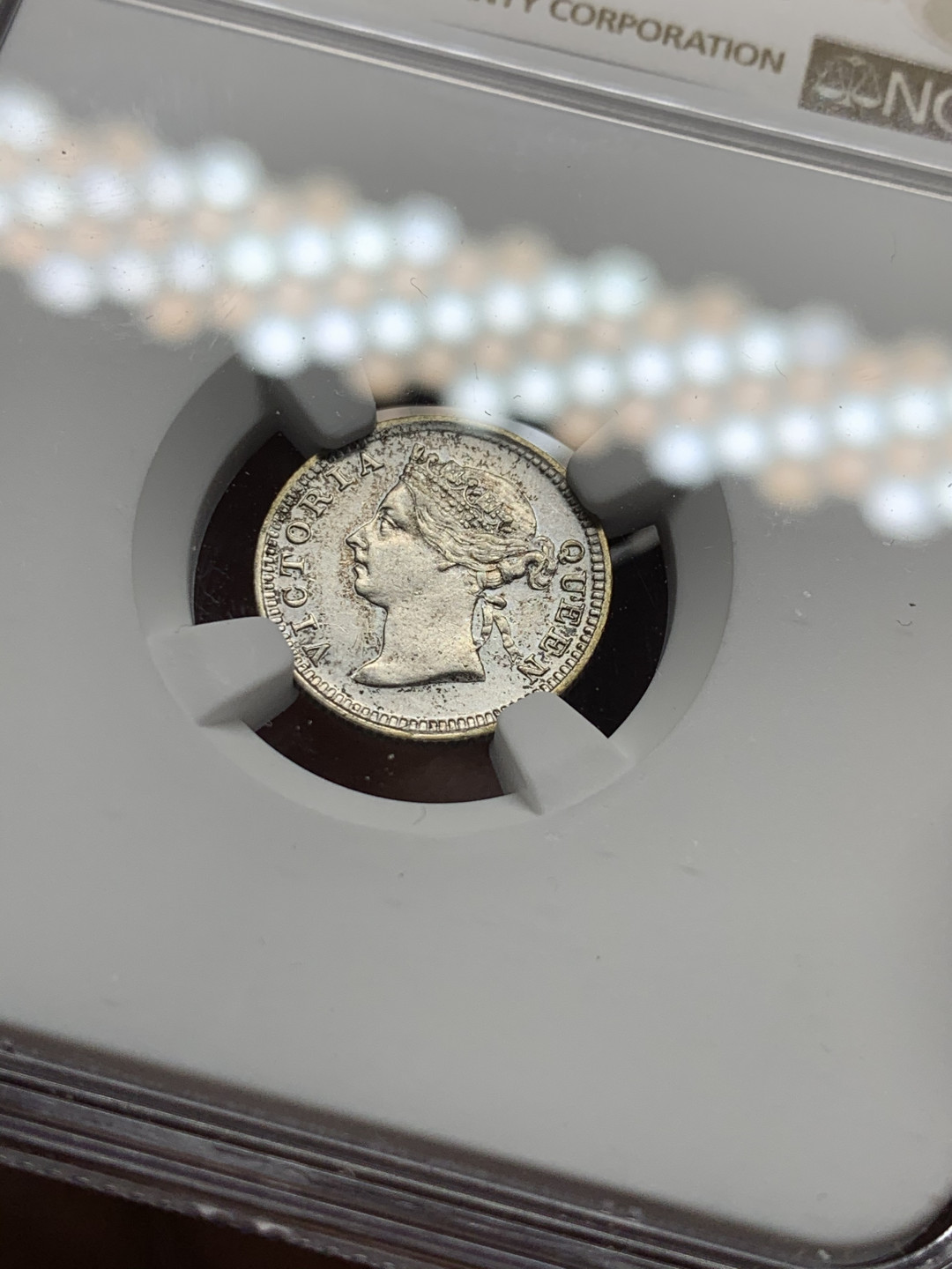 《竞宝斋》第31场（年内尾拍）-周日，周一，周二3场连拍（全场顺丰包邮） NGC 评级 香港 1897年 5仙 银币 五彩包浆 人物发髻清晰可见 脸部无磨损 低评