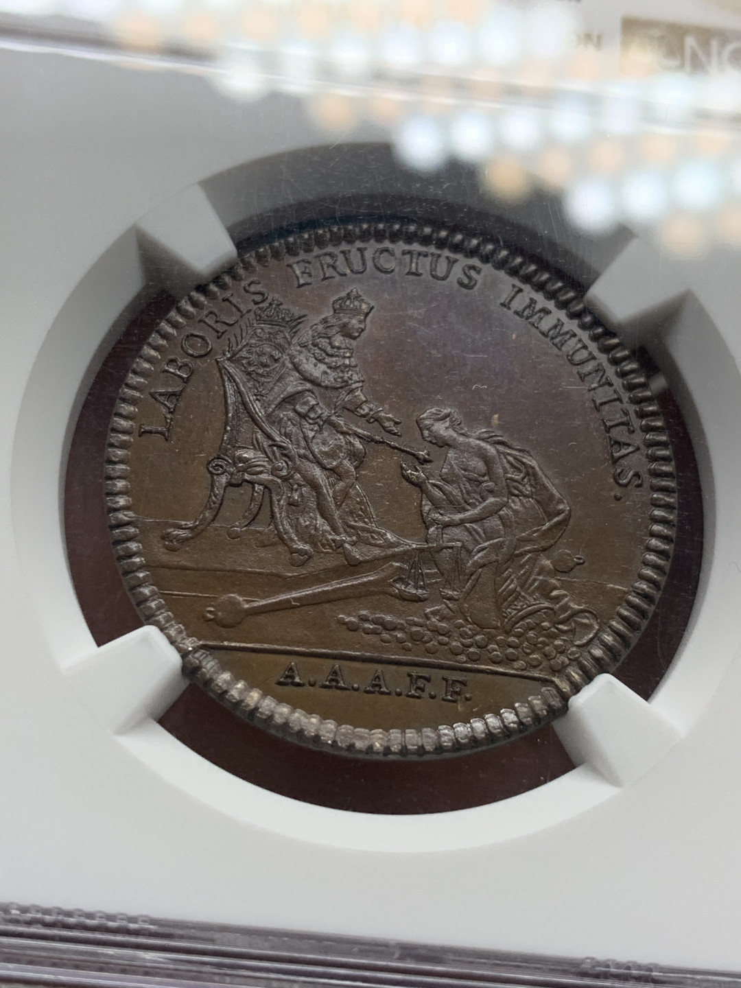 《竞宝斋》第31场（年内尾拍）-周日，周一，周二3场连拍（全场顺丰包邮） 唯一冠军分 NGC MS66  法国铜代币 巧克力棕色包浆显示出虹彩光泽 设计绝美 雕刻精细 18世纪左右 正面是手拿丰饶角的女神向法王路易十六致意 背面是元素丰富的农场