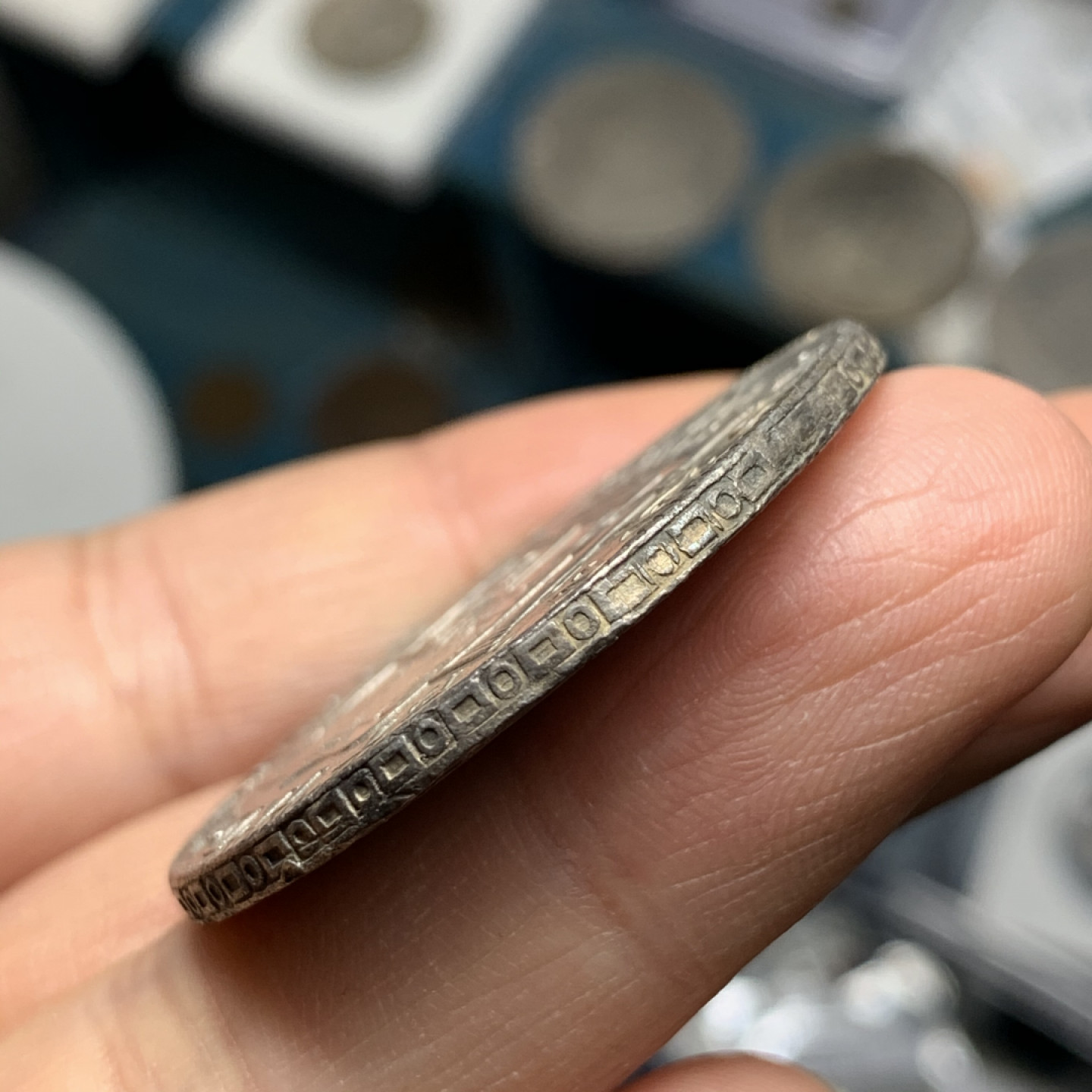 《竞宝斋》第31场（年内尾拍）-周日，周一，周二3场连拍（全场顺丰包邮） 原味好品 墨西哥 1783年 卡三 8R 双柱大银币  26.8克 38.8mm