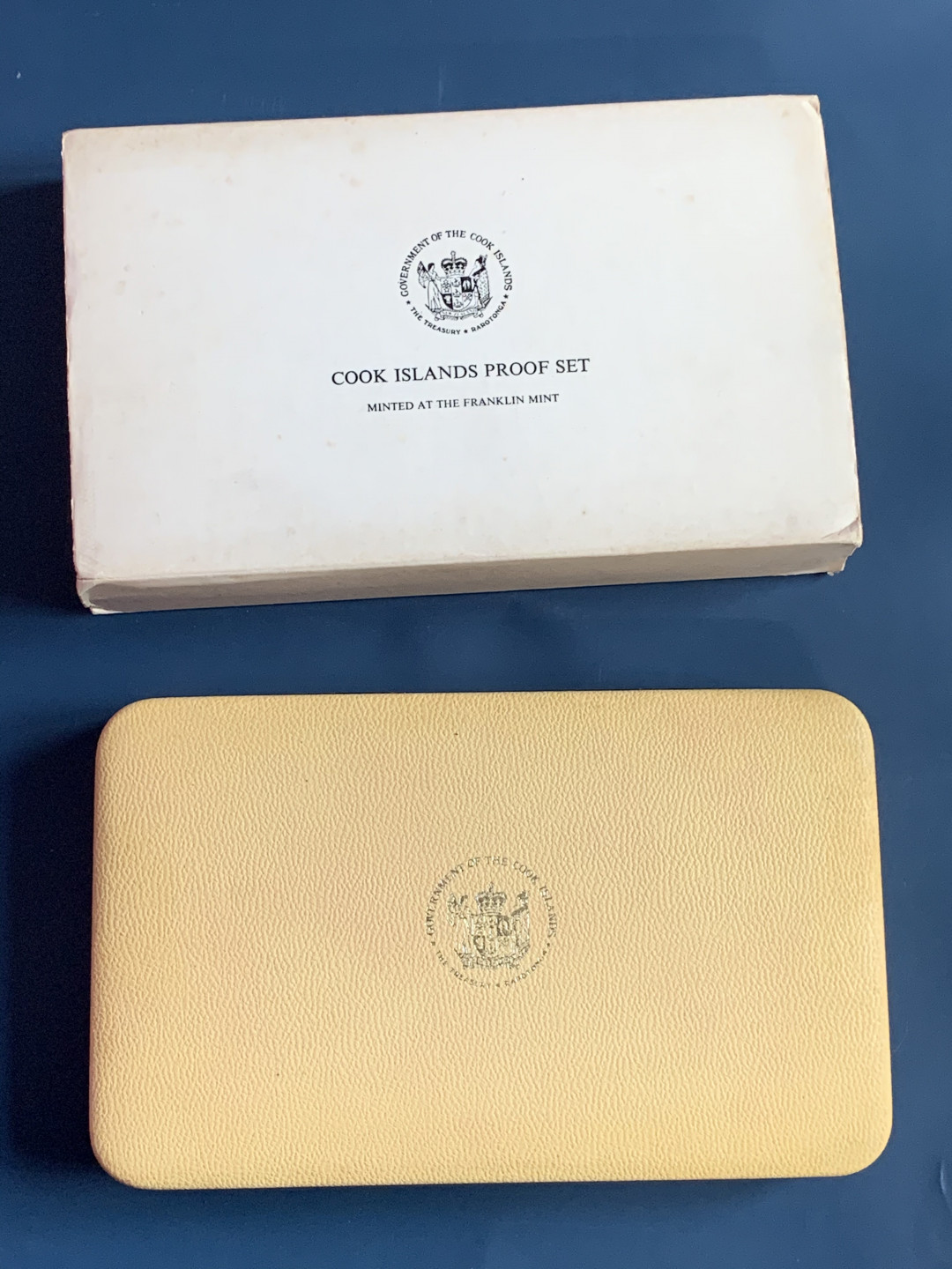 《竞宝斋》第31场（年内尾拍）-周日，周一，周二3场连拍（全场顺丰包邮） 库克群岛 1976年 精制套币8枚含1枚大银币27克原盒原证