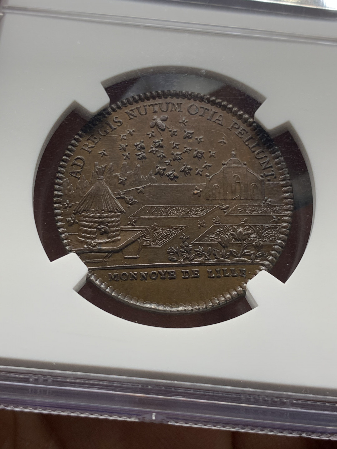 《竞宝斋》第31场（年内尾拍）-周日，周一，周二3场连拍（全场顺丰包邮） 唯一冠军分 NGC MS66  法国铜代币 巧克力棕色包浆显示出虹彩光泽 设计绝美 雕刻精细 18世纪左右 正面是手拿丰饶角的女神向法王路易十六致意 背面是元素丰富的农场