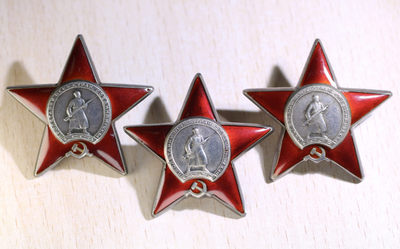大猫徽章拍卖第180期 - 红星勋章一组2⃣️ 三枚 自然配带痕迹 其中两枚档案齐全