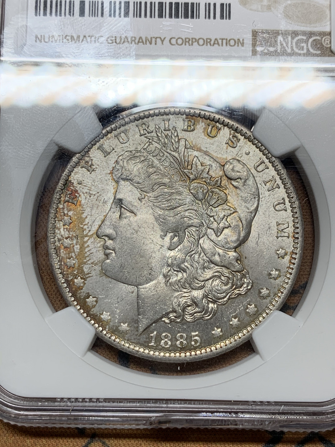 《竞宝斋》第31场（年内尾拍）-周日，周一，周二3场连拍（全场顺丰包邮） NGC-MS63 美国 1885年 1元 摩根银币 淡金包浆美品 盒子下边缘快递有损