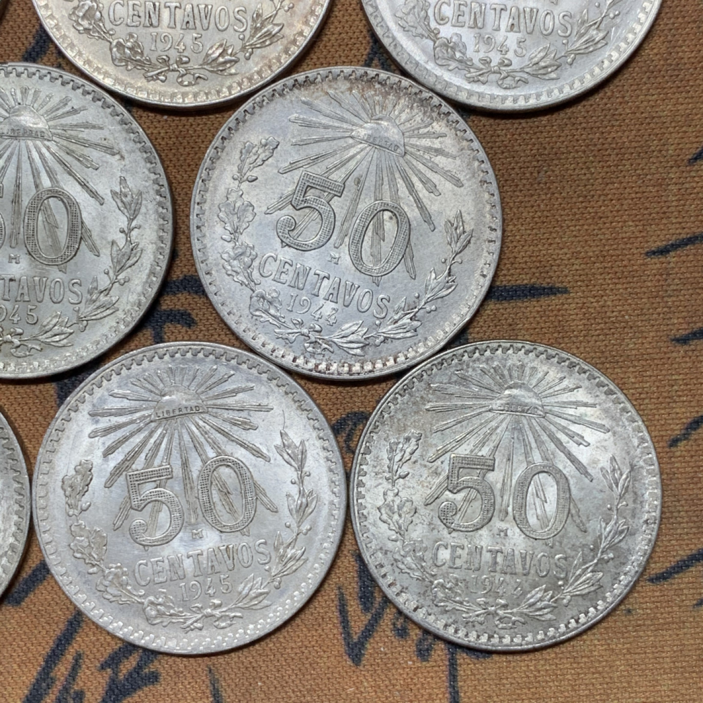 《竞宝斋》第31场（年内尾拍）-周日，周一，周二3场连拍（全场顺丰包邮） 8枚一组 二战期间1943-1945 墨西哥50分小鹰洋银币一组原光品相