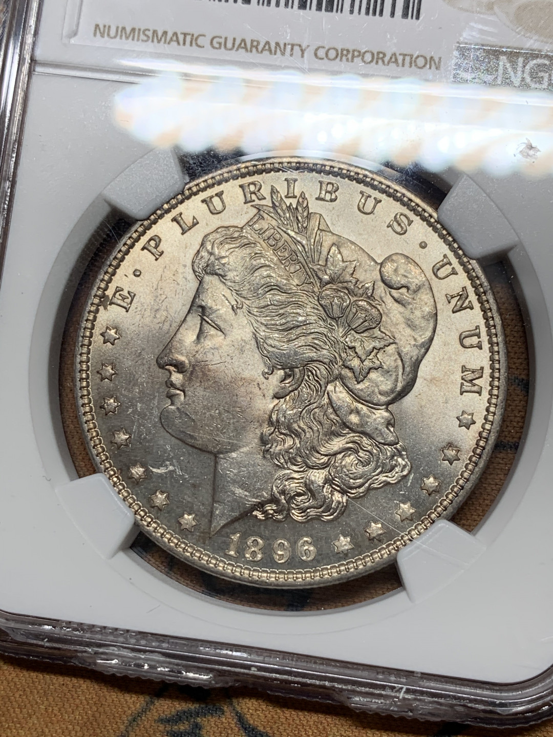 《竞宝斋》第31场（年内尾拍）-周日，周一，周二3场连拍（全场顺丰包邮） NGC-MS62 美国 1896年 1元 摩根银币 盒子底部快递有损