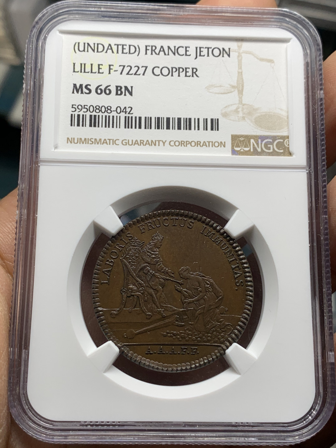 《竞宝斋》第31场（年内尾拍）-周日，周一，周二3场连拍（全场顺丰包邮） 唯一冠军分 NGC MS66  法国铜代币 巧克力棕色包浆显示出虹彩光泽 设计绝美 雕刻精细 18世纪左右 正面是手拿丰饶角的女神向法王路易十六致意 背面是元素丰富的农场