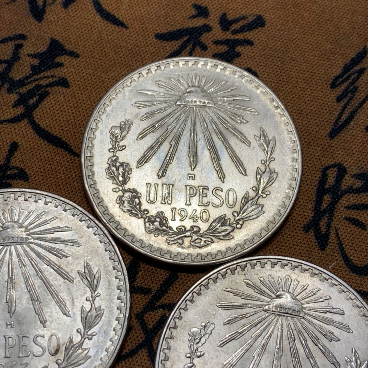 《竞宝斋》第31场（年内尾拍）-周日，周一，周二3场连拍（全场顺丰包邮） 6枚一组 二战期间1940-1945 墨西哥1比索鹰洋银币一组原光老鹰