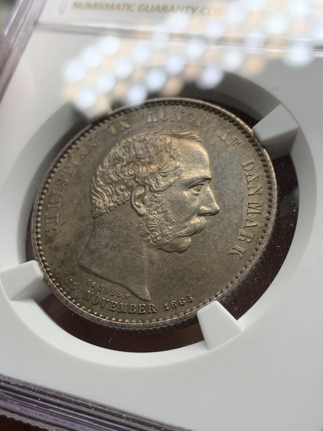 《竞宝斋》第31场（年内尾拍）-周日，周一，周二3场连拍（全场顺丰包邮） NGC UNC 发丝无磨损 丹麦1888年 25周年纪年 2克朗 银币 完美细节，五彩的包浆，就是不给分