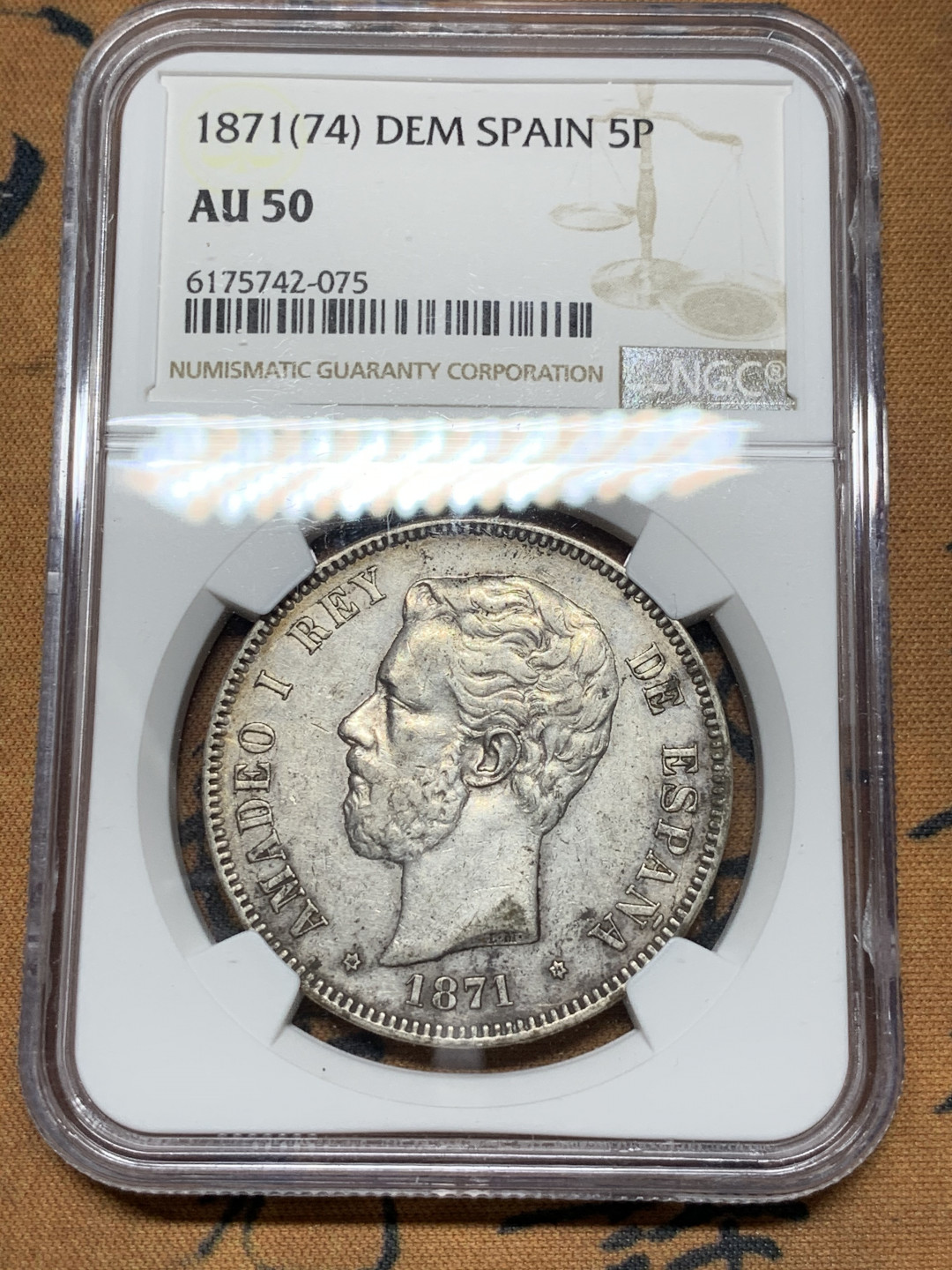 《竞宝斋》第31场（年内尾拍）-周日，周一，周二3场连拍（全场顺丰包邮） NGC AU50 1871(74) 西班牙1871年 阿玛迪奥1世 5比塞塔双柱 大银币 胡子磨损小，状态不错