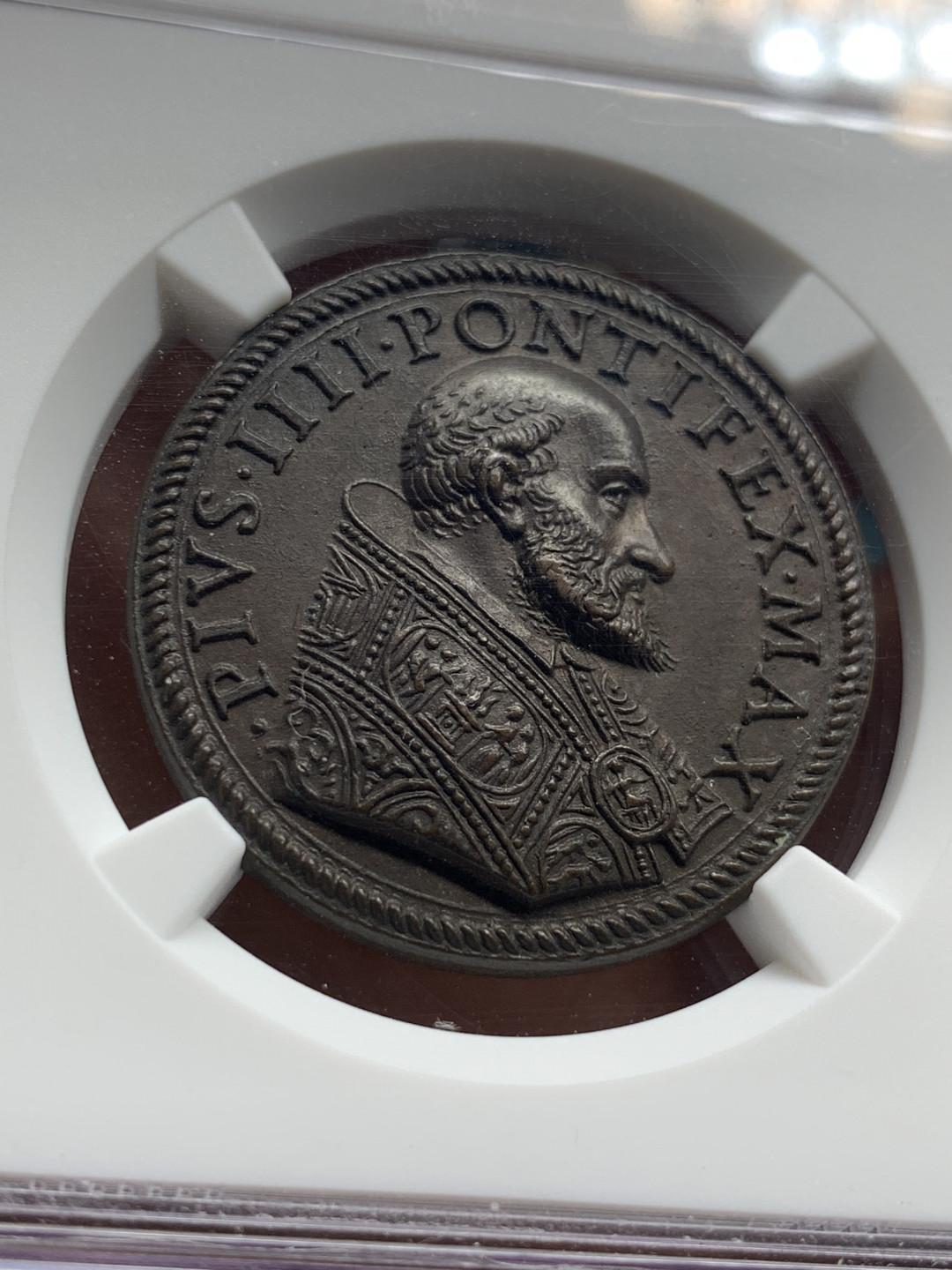 《竞宝斋》第31场（年内尾拍）-周日，周一，周二3场连拍（全场顺丰包邮） 唯一冠军分 NGC-MS64 意大利教皇国 1556年 皮乌斯四世 铜章 高浮雕工艺 巧克力包浆 难得藏品