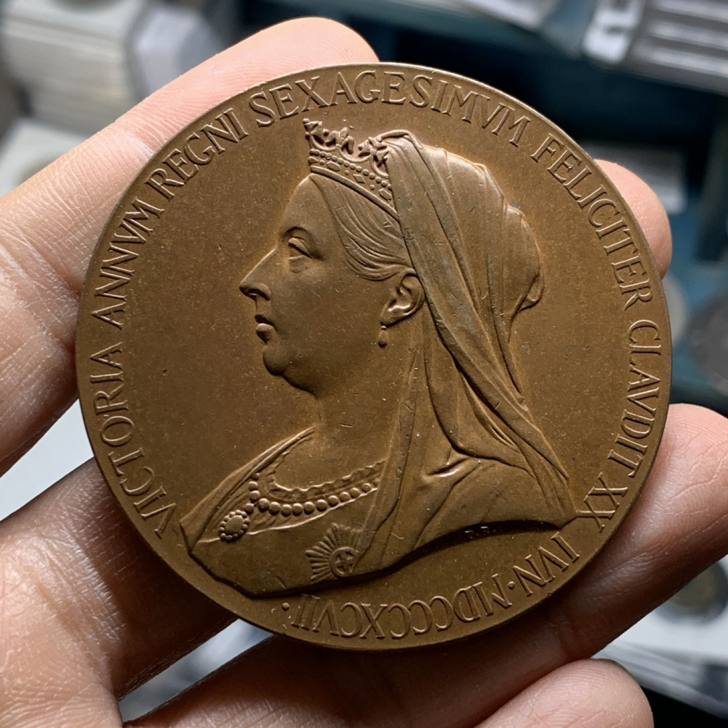 《竞宝斋》第31场（年内尾拍）-周日，周一，周二3场连拍（全场顺丰包邮） 英国1897年维多利亚在位60周年大铜章 55mm 76克厚重压手，铸造精美