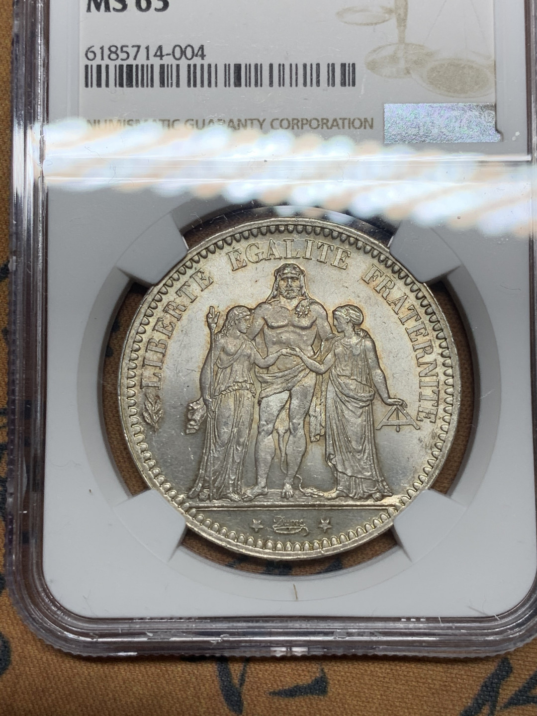 《竞宝斋》第31场（年内尾拍）-周日，周一，周二3场连拍（全场顺丰包邮） NGC-MS63的分数，65的状态 法国1873年 大力神 5法郎银币 堪称完美 底部机铸纹理清晰可见