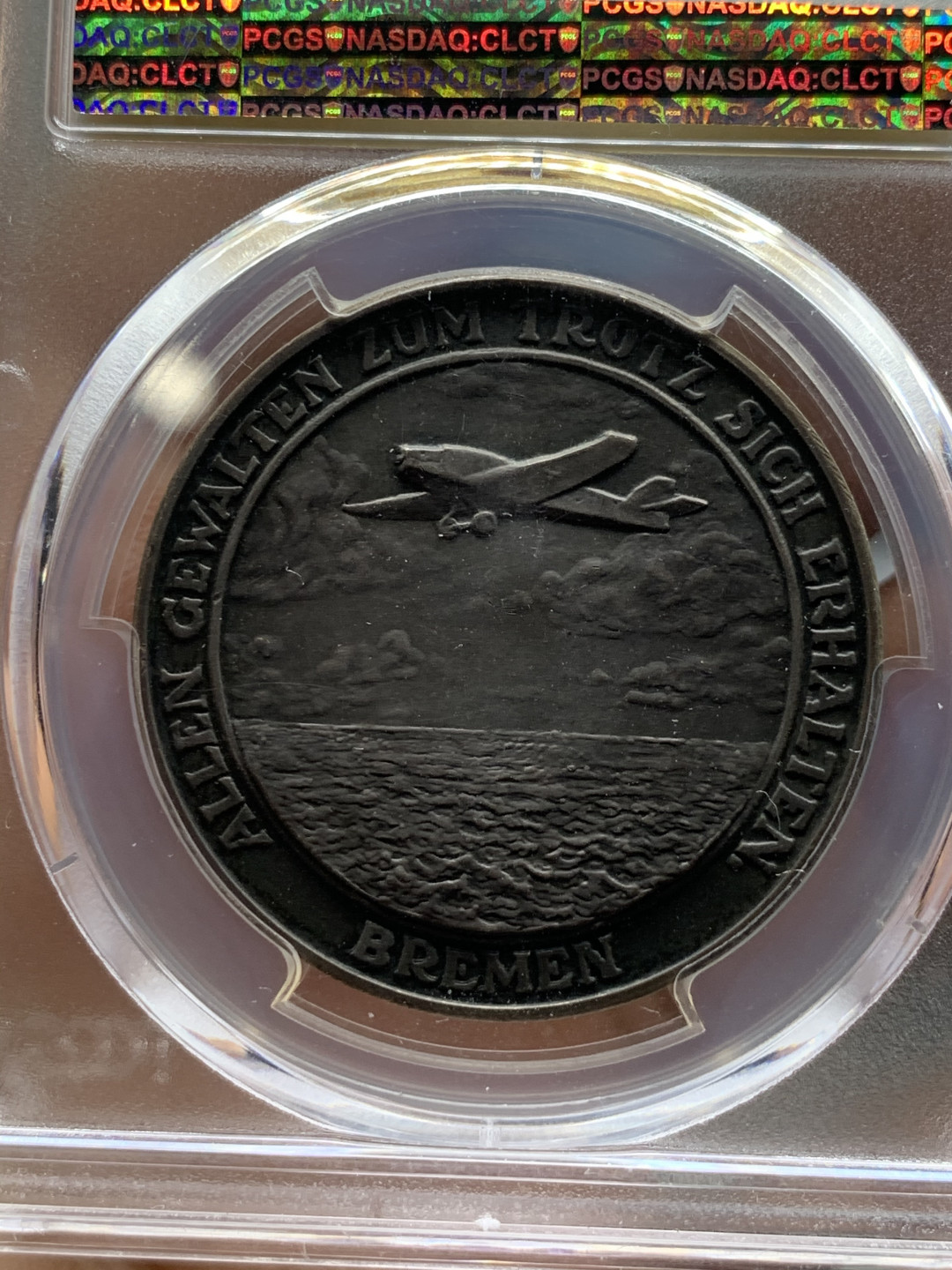 《竞宝斋》第31场（年内尾拍）-周日，周一，周二3场连拍（全场顺丰包邮） PCGS SP62 德国魏玛 1928年 飞越大西洋 纪年银章 极具重大历史价值 盒子正中有一小裂痕 从状态看被章顶的