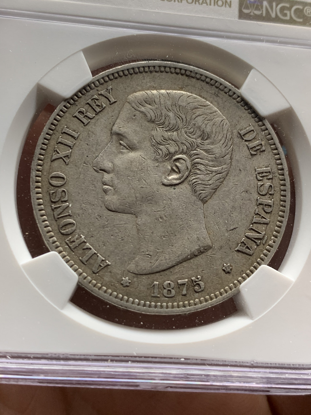 《竞宝斋》第31场（年内尾拍）-周日，周一，周二3场连拍（全场顺丰包邮） NGC AU50 1875(75) 西班牙阿方索12世 年轻头 5比塞塔双柱银币 原味包浆 发丝清晰