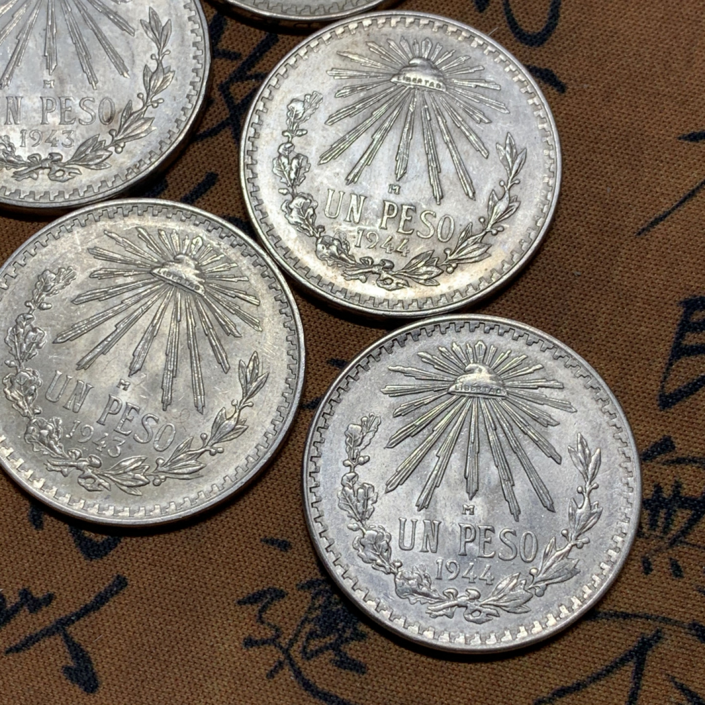 《竞宝斋》第31场（年内尾拍）-周日，周一，周二3场连拍（全场顺丰包邮） 6枚一组 二战期间1940-1945 墨西哥1比索鹰洋银币一组原光老鹰