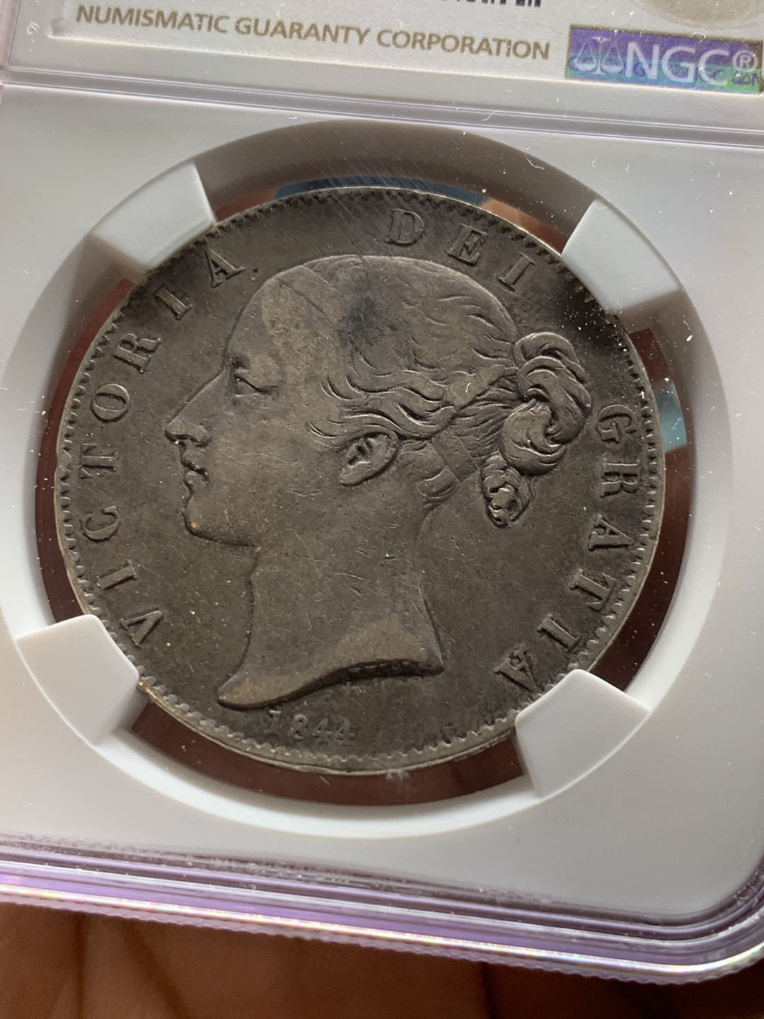 《竞宝斋》第31场（年内尾拍）-周日，周一，周二3场连拍（全场顺丰包邮） NGC 评级 原味包浆 英国 1844年 小维 克朗 大银币 人物自然 清晰 热门上涨品种