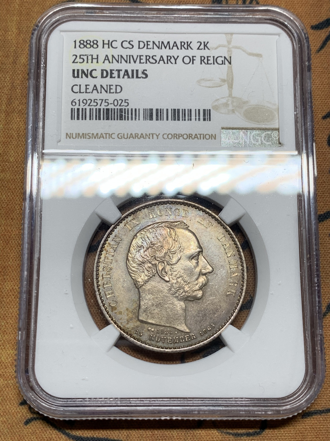 《竞宝斋》第31场（年内尾拍）-周日，周一，周二3场连拍（全场顺丰包邮） NGC UNC 发丝无磨损 丹麦1888年 25周年纪年 2克朗 银币 完美细节，五彩的包浆，就是不给分