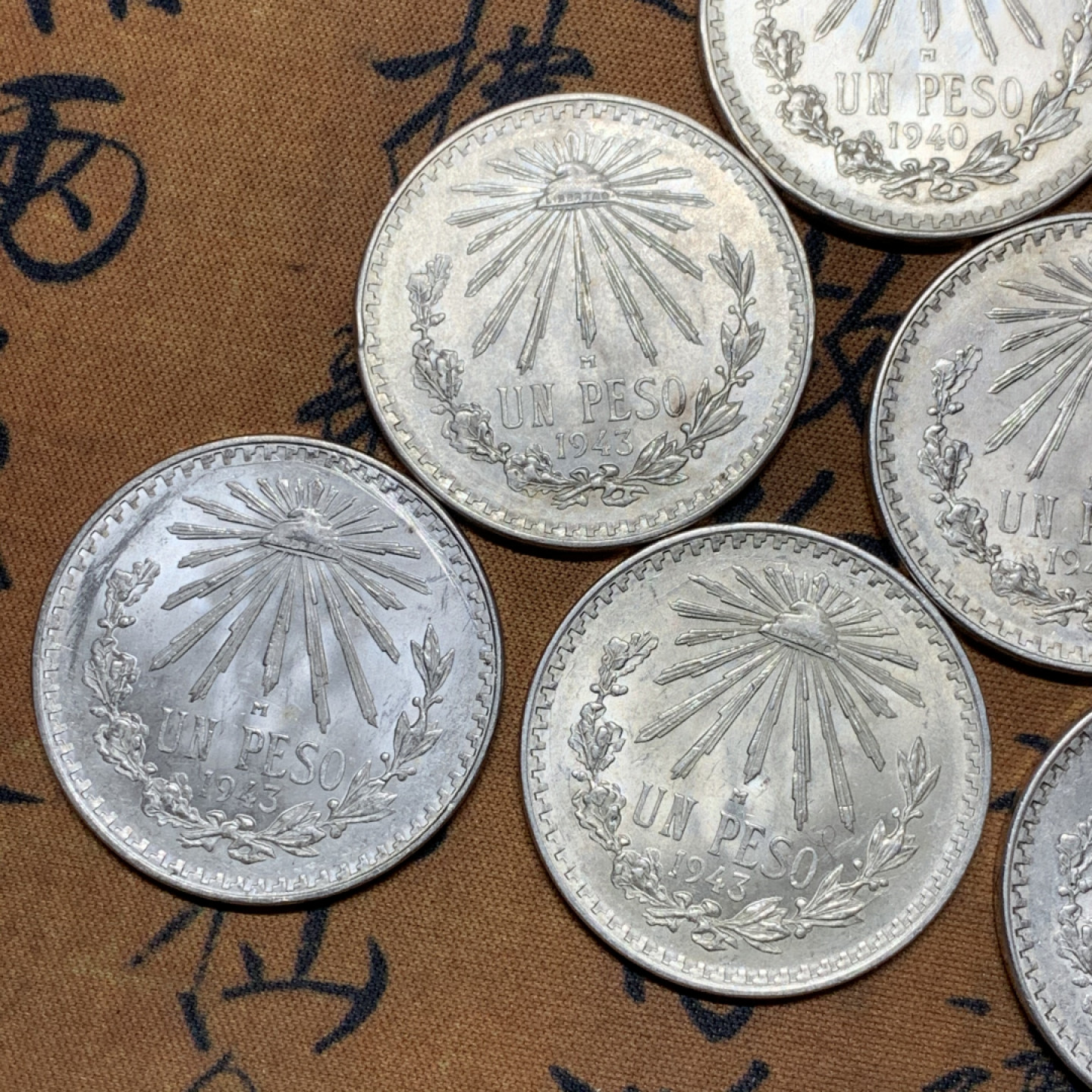 《竞宝斋》第31场（年内尾拍）-周日，周一，周二3场连拍（全场顺丰包邮） 6枚一组 二战期间1940-1945 墨西哥1比索鹰洋银币一组原光老鹰