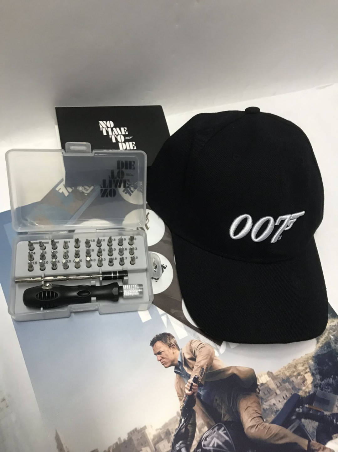 零元拍：兵人八脚《007：无暇赴死》官方电影周边：精美海报，棒球帽，工具套装，贴纸（无签名）。