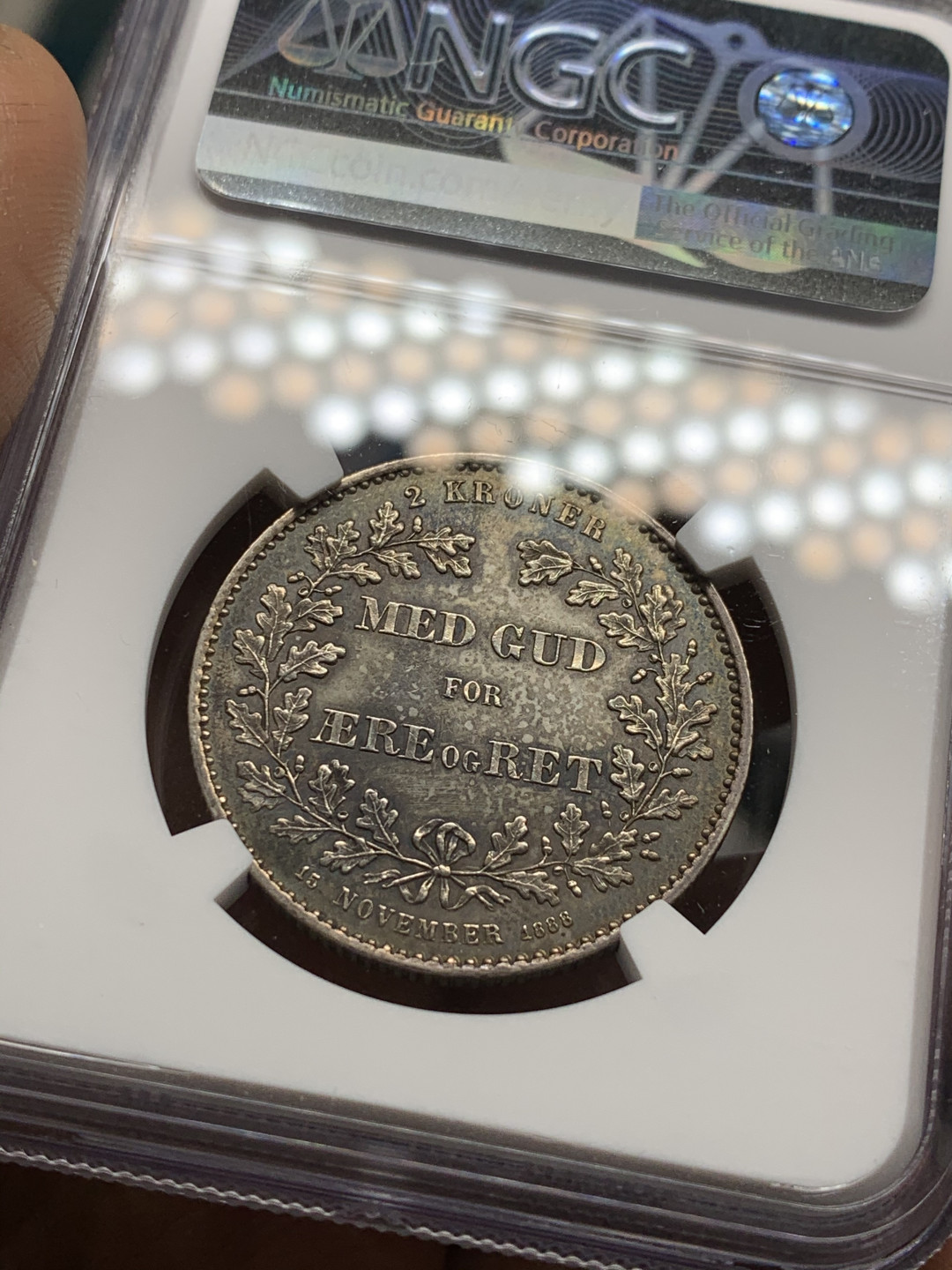 《竞宝斋》第31场（年内尾拍）-周日，周一，周二3场连拍（全场顺丰包邮） NGC UNC 发丝无磨损 丹麦1888年 25周年纪年 2克朗 银币 完美细节，五彩的包浆，就是不给分