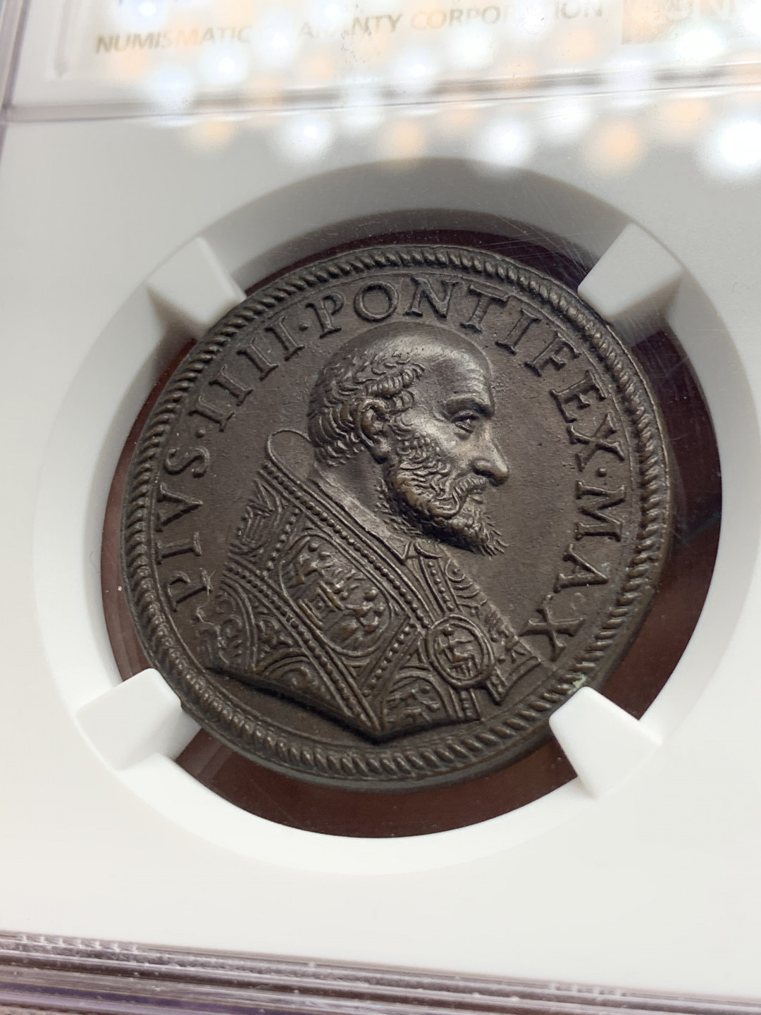 《竞宝斋》第31场（年内尾拍）-周日，周一，周二3场连拍（全场顺丰包邮） 唯一冠军分 NGC-MS64 意大利教皇国 1556年 皮乌斯四世 铜章 高浮雕工艺 巧克力包浆 难得藏品