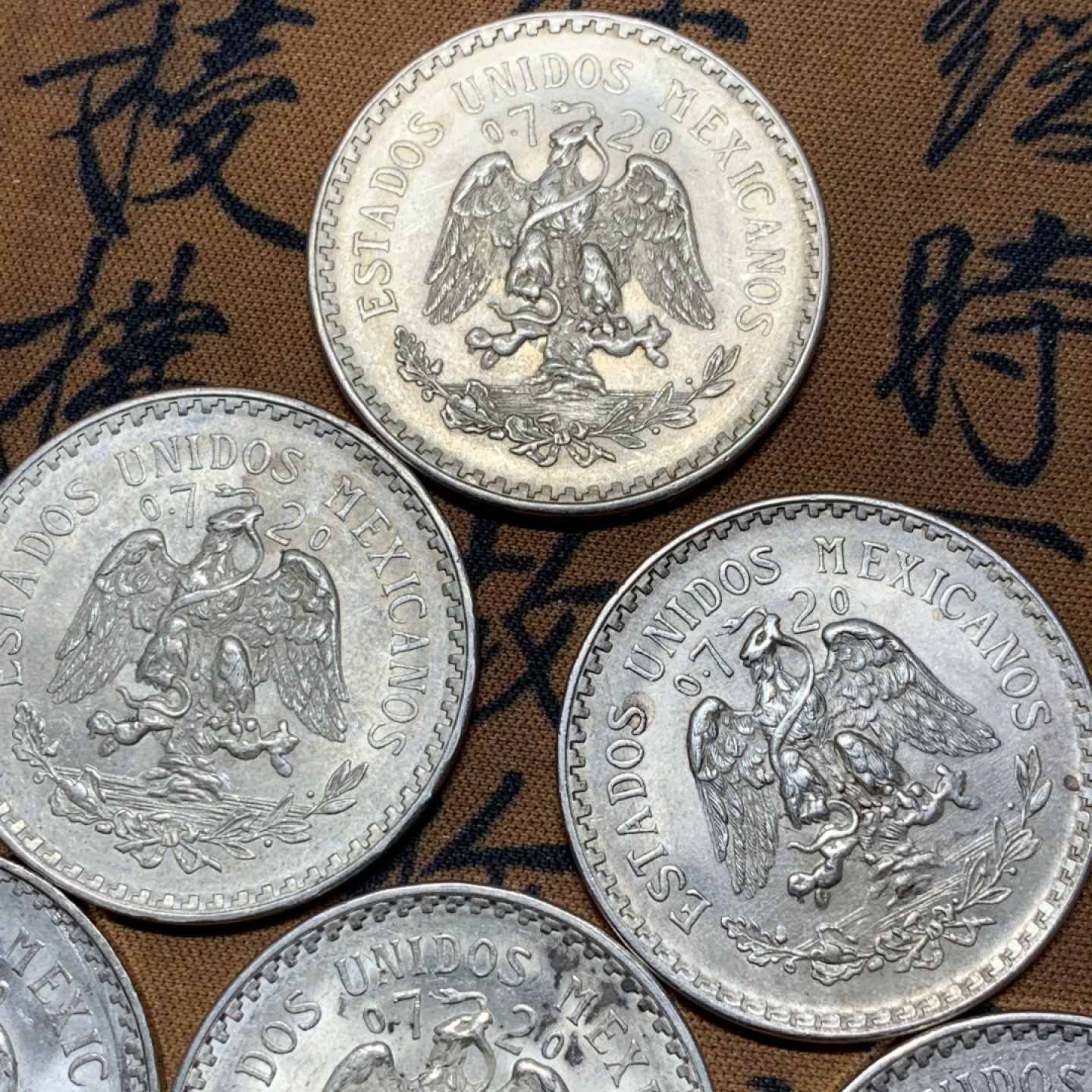 《竞宝斋》第31场（年内尾拍）-周日，周一，周二3场连拍（全场顺丰包邮） 6枚一组 二战期间1940-1945 墨西哥1比索鹰洋银币一组原光老鹰