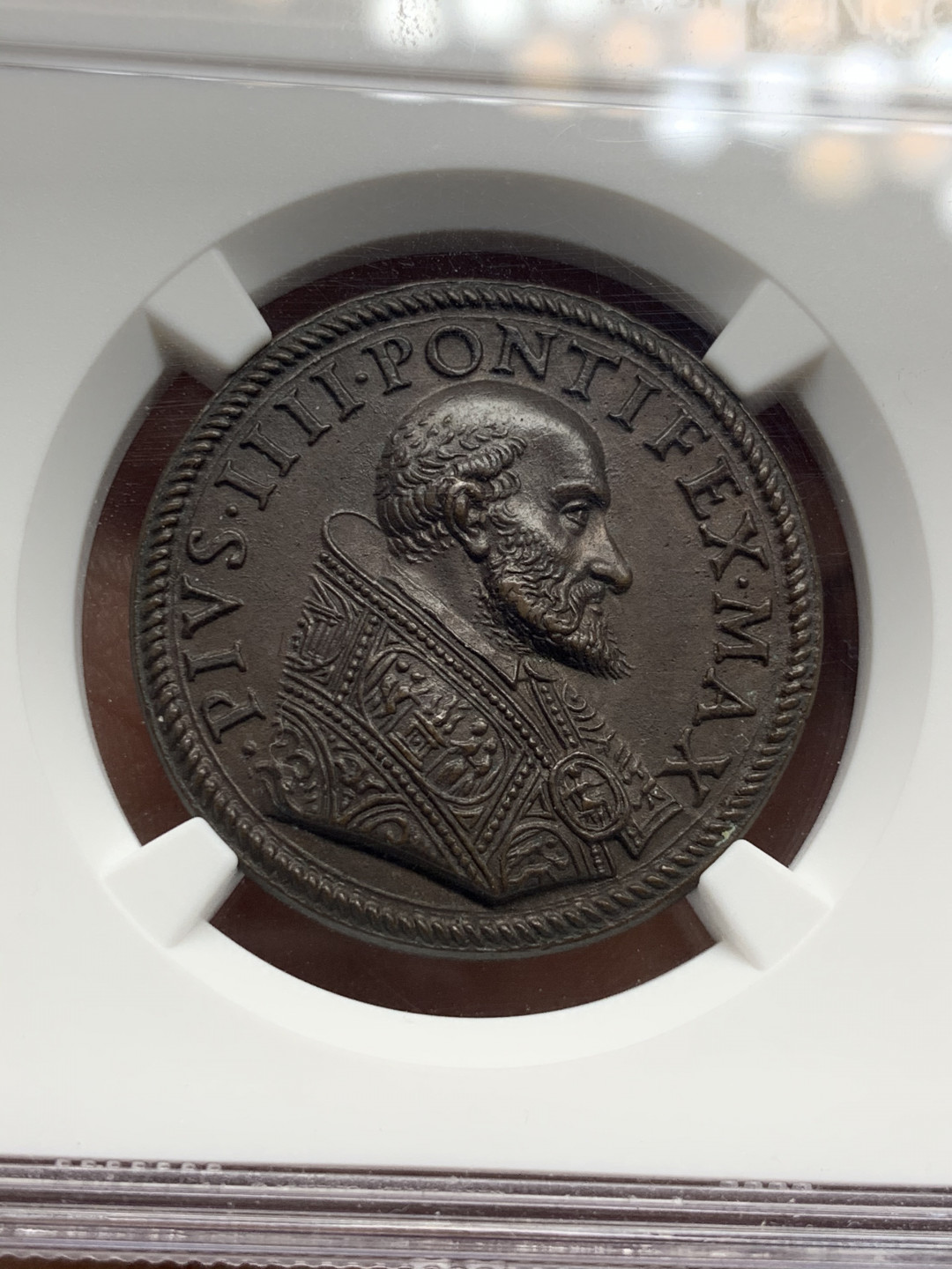 《竞宝斋》第31场（年内尾拍）-周日，周一，周二3场连拍（全场顺丰包邮） 唯一冠军分 NGC-MS64 意大利教皇国 1556年 皮乌斯四世 铜章 高浮雕工艺 巧克力包浆 难得藏品