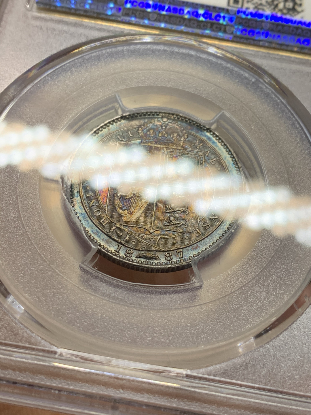 《竞宝斋》第31场（年内尾拍）-周日，周一，周二3场连拍（全场顺丰包邮） PCGS MS62 超五彩 英国 1887年 高冠先令 银币  细节与五彩共存 难得