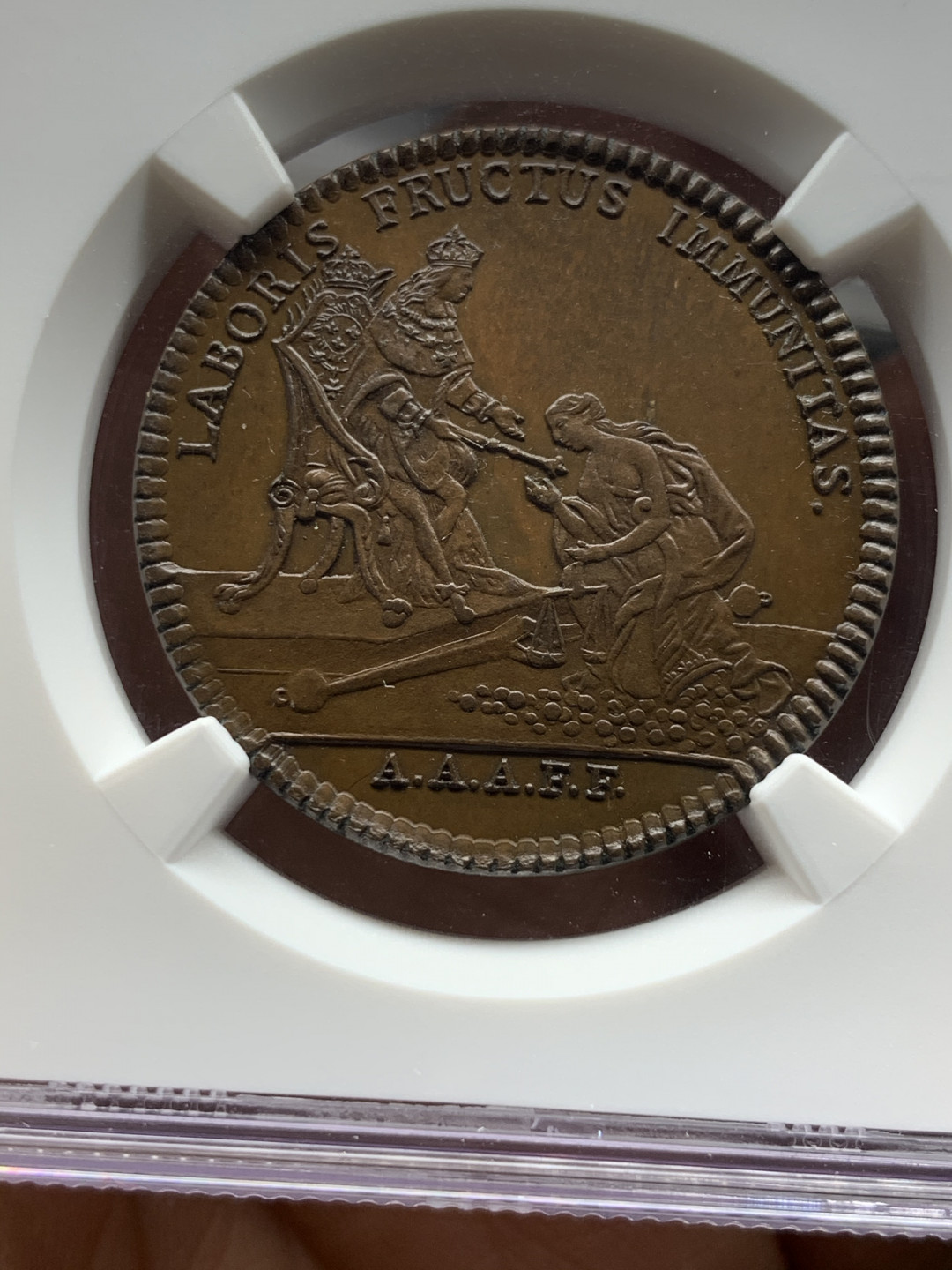 《竞宝斋》第31场（年内尾拍）-周日，周一，周二3场连拍（全场顺丰包邮） 唯一冠军分 NGC MS66  法国铜代币 巧克力棕色包浆显示出虹彩光泽 设计绝美 雕刻精细 18世纪左右 正面是手拿丰饶角的女神向法王路易十六致意 背面是元素丰富的农场