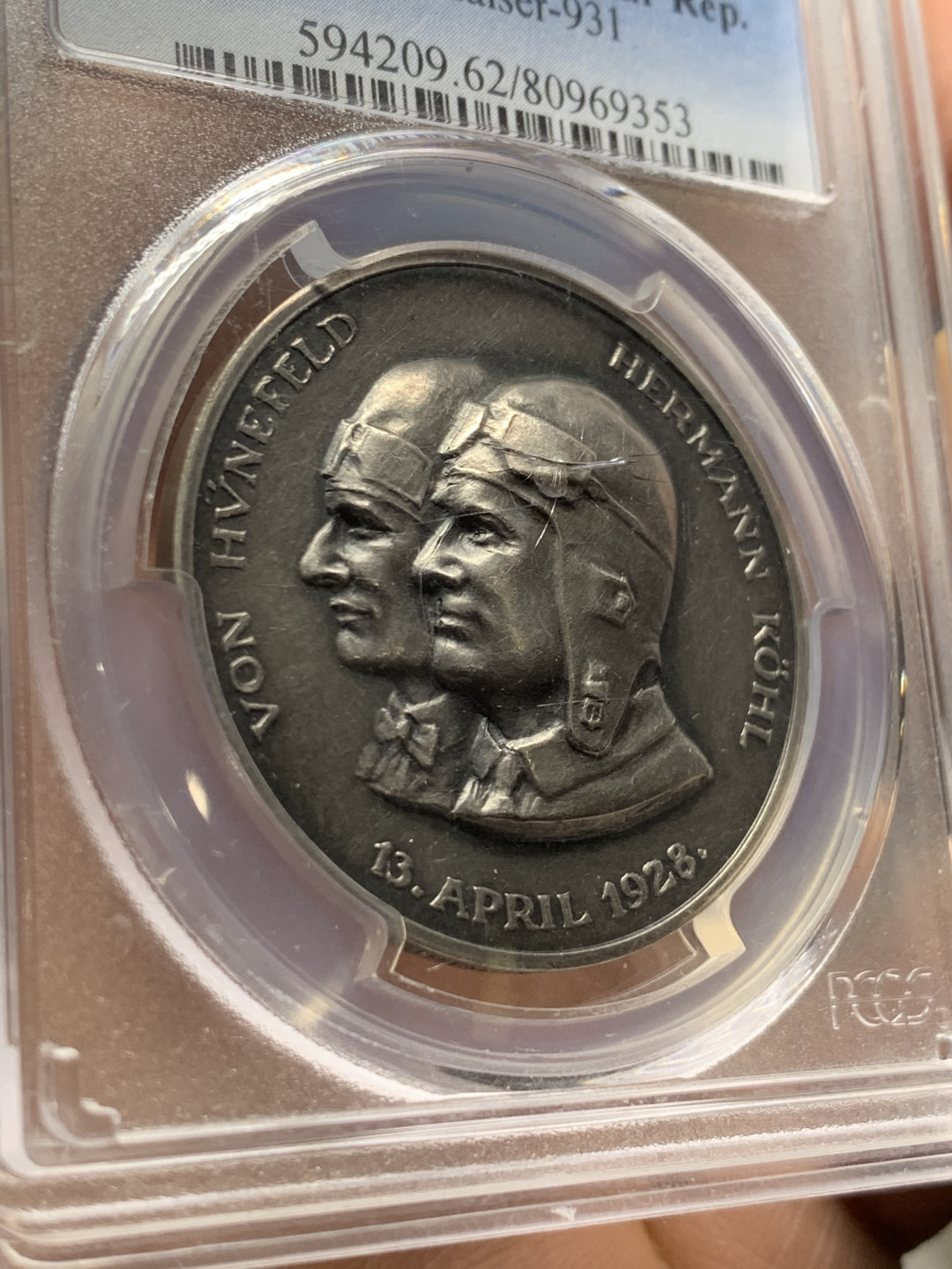 《竞宝斋》第31场（年内尾拍）-周日，周一，周二3场连拍（全场顺丰包邮） PCGS SP62 德国魏玛 1928年 飞越大西洋 纪年银章 极具重大历史价值 盒子正中有一小裂痕 从状态看被章顶的