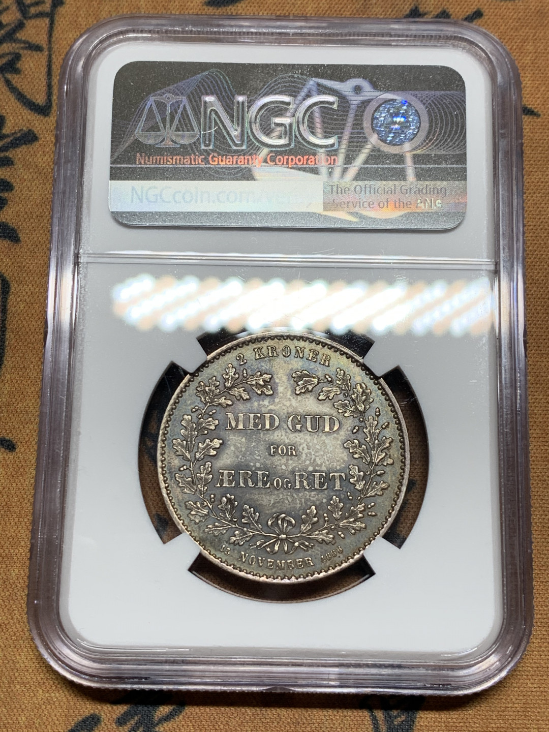 《竞宝斋》第31场（年内尾拍）-周日，周一，周二3场连拍（全场顺丰包邮） NGC UNC 发丝无磨损 丹麦1888年 25周年纪年 2克朗 银币 完美细节，五彩的包浆，就是不给分