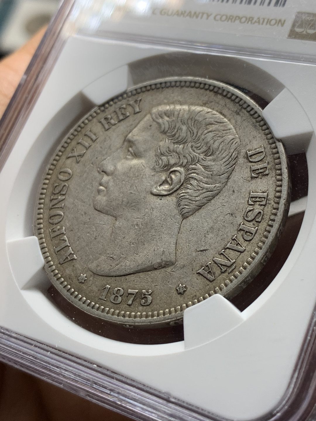 《竞宝斋》第31场（年内尾拍）-周日，周一，周二3场连拍（全场顺丰包邮） NGC AU50 1875(75) 西班牙阿方索12世 年轻头 5比塞塔双柱银币 原味包浆 发丝清晰