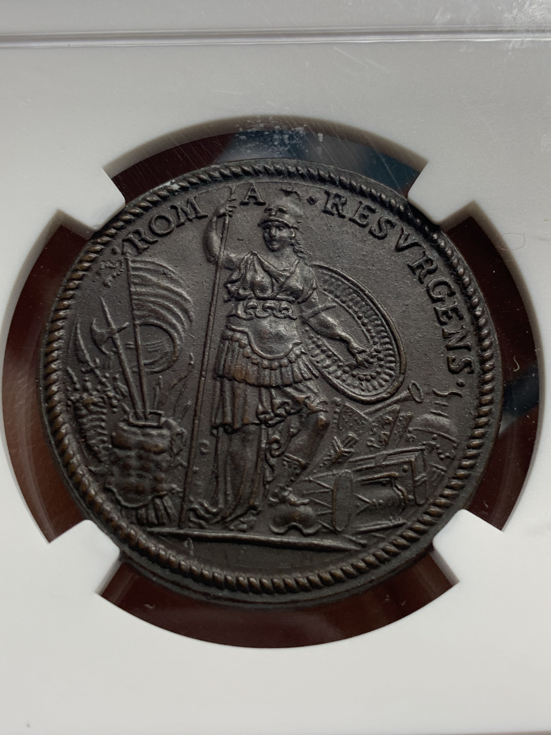 《竞宝斋》第31场（年内尾拍）-周日，周一，周二3场连拍（全场顺丰包邮） 唯一冠军分 NGC-MS64 意大利教皇国 1556年 皮乌斯四世 铜章 高浮雕工艺 巧克力包浆 难得藏品