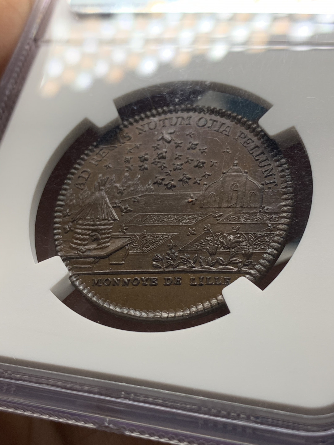 《竞宝斋》第31场（年内尾拍）-周日，周一，周二3场连拍（全场顺丰包邮） 唯一冠军分 NGC MS66  法国铜代币 巧克力棕色包浆显示出虹彩光泽 设计绝美 雕刻精细 18世纪左右 正面是手拿丰饶角的女神向法王路易十六致意 背面是元素丰富的农场