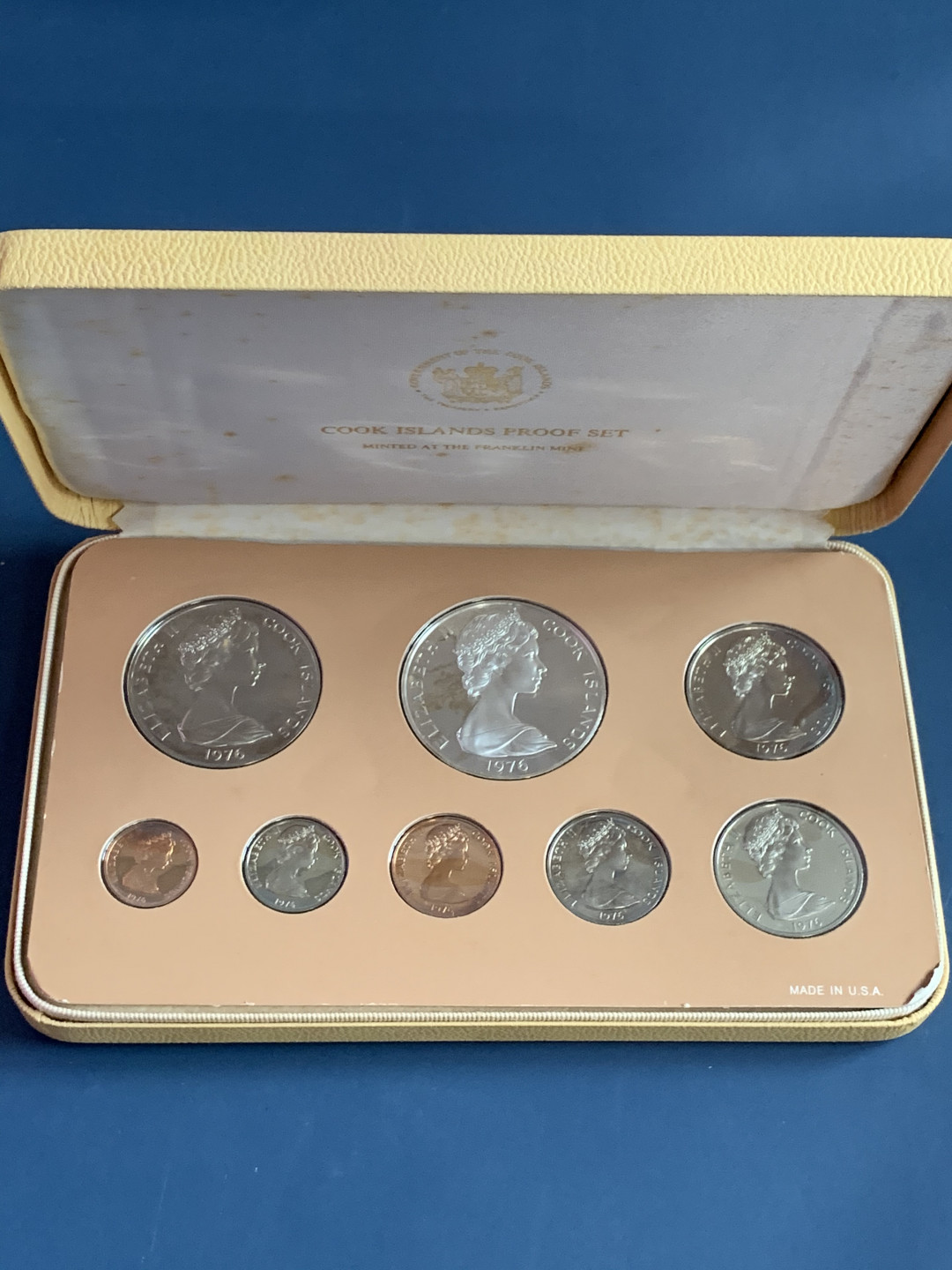 《竞宝斋》第31场（年内尾拍）-周日，周一，周二3场连拍（全场顺丰包邮） 库克群岛 1976年 精制套币8枚含1枚大银币27克原盒原证