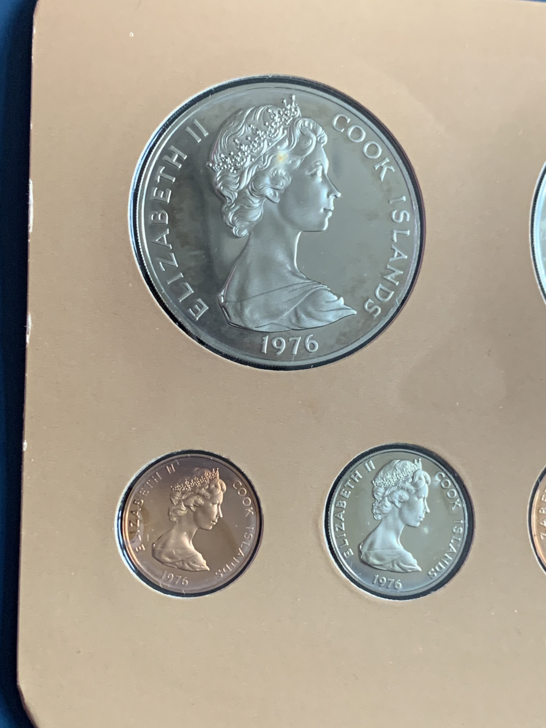 《竞宝斋》第31场（年内尾拍）-周日，周一，周二3场连拍（全场顺丰包邮） 库克群岛 1976年 精制套币8枚含1枚大银币27克原盒原证