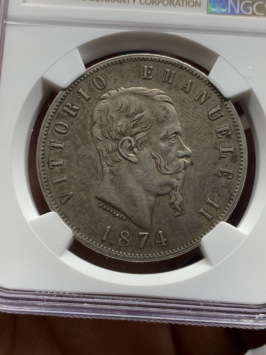 《竞宝斋》第31场（年内尾拍）-周日，周一，周二3场连拍（全场顺丰包邮） NGC 评级 意大利 1874年 埃曼纽尔二世 5里拉银币 原味好品 胡子耳朵枚磨损