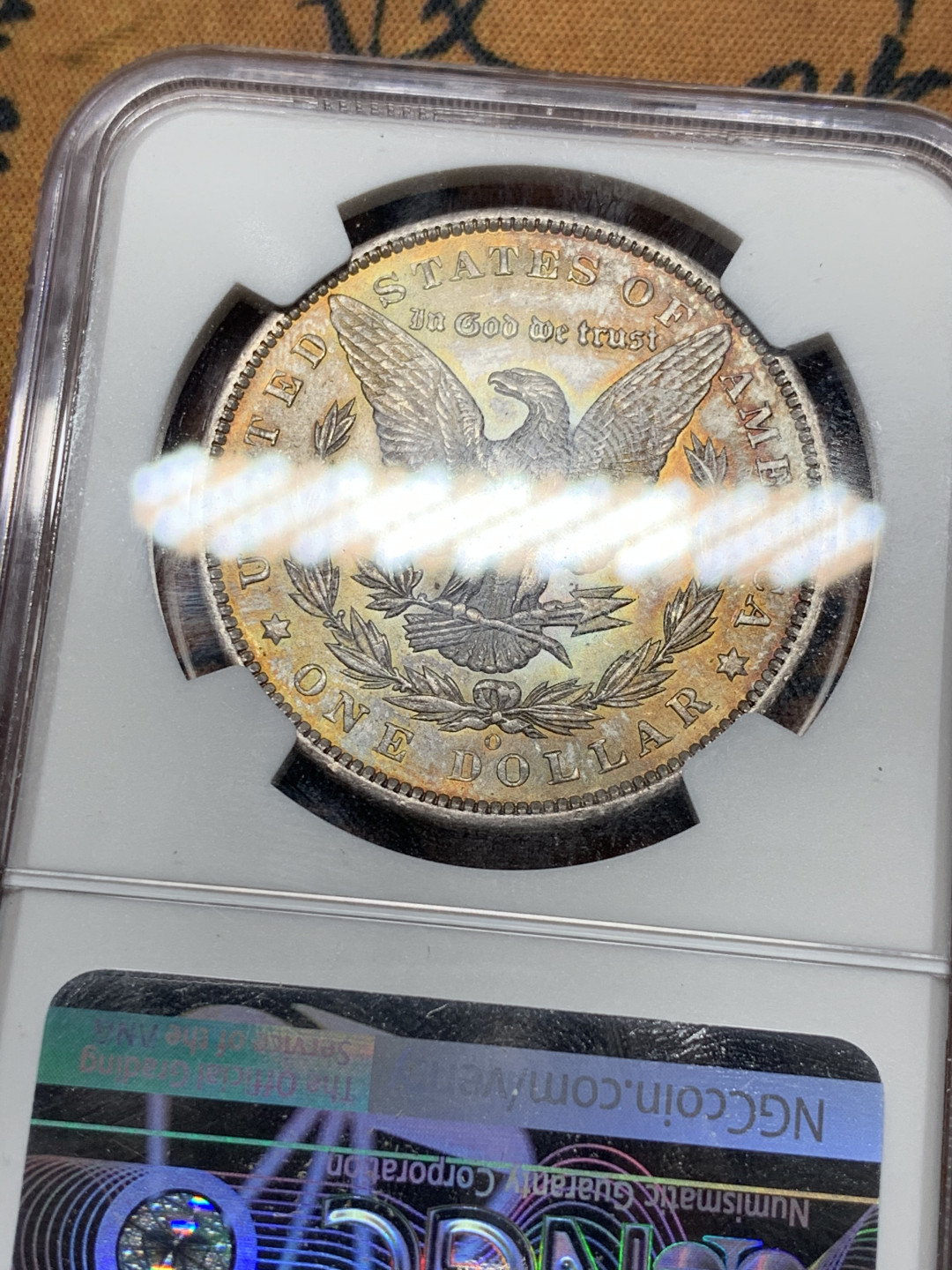 《竞宝斋》第31场（年内尾拍）-周日，周一，周二3场连拍（全场顺丰包邮） NGC-MS63 美国 1885年 1元 摩根银币 淡金包浆美品 盒子下边缘快递有损