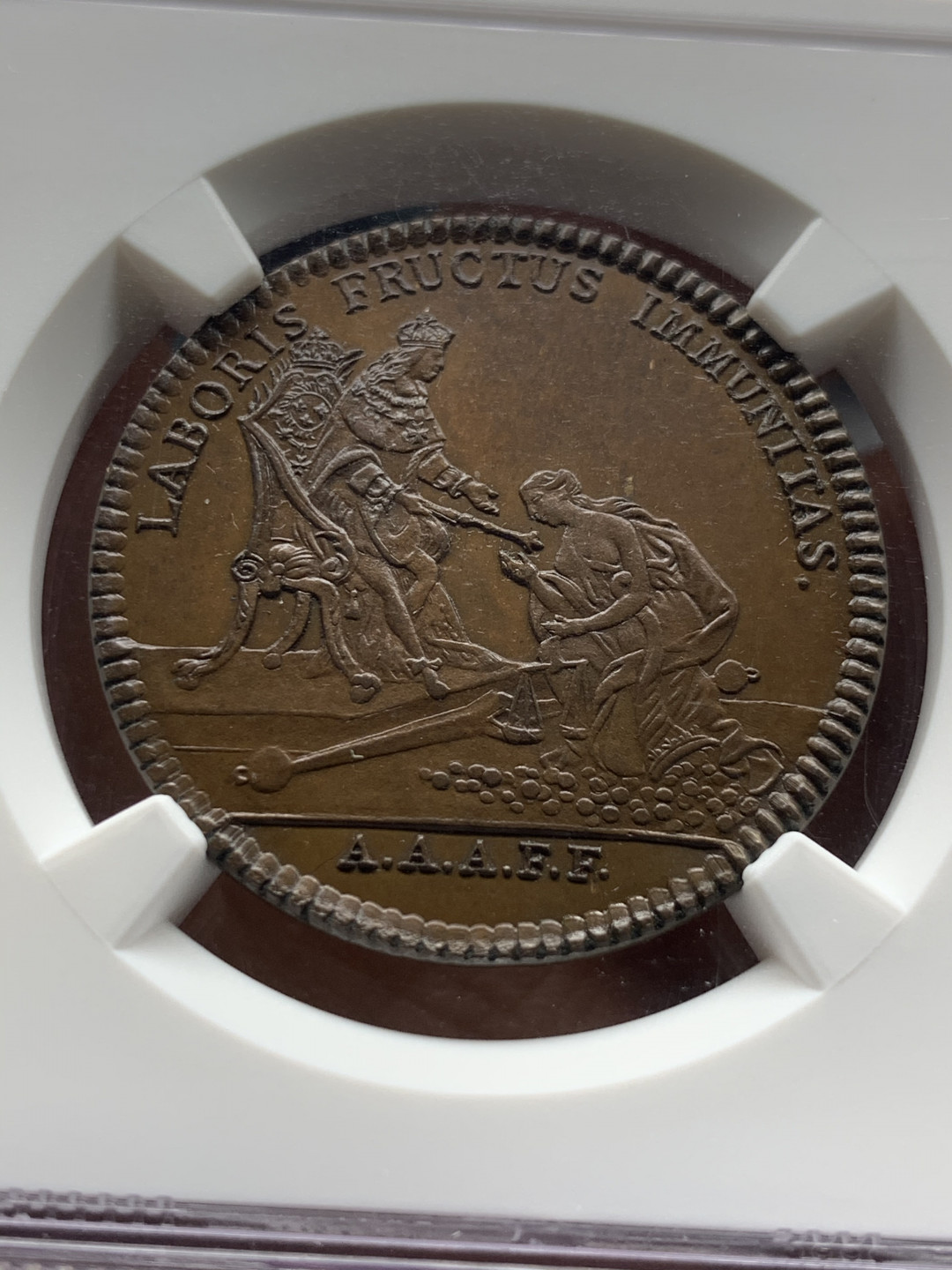 《竞宝斋》第31场（年内尾拍）-周日，周一，周二3场连拍（全场顺丰包邮） 唯一冠军分 NGC MS66  法国铜代币 巧克力棕色包浆显示出虹彩光泽 设计绝美 雕刻精细 18世纪左右 正面是手拿丰饶角的女神向法王路易十六致意 背面是元素丰富的农场